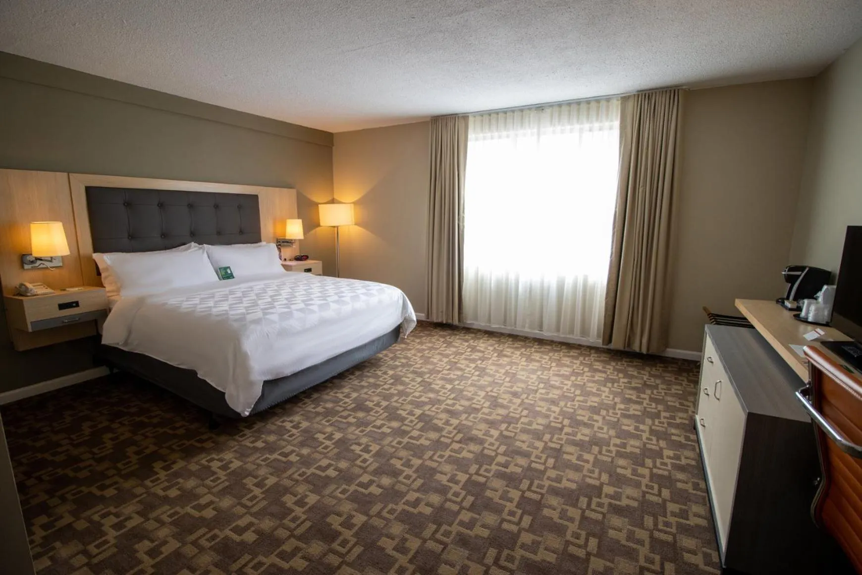 King Room with Mobility Accessible Trans Shower in Holiday Inn Scranton East - Dunmore by IHG