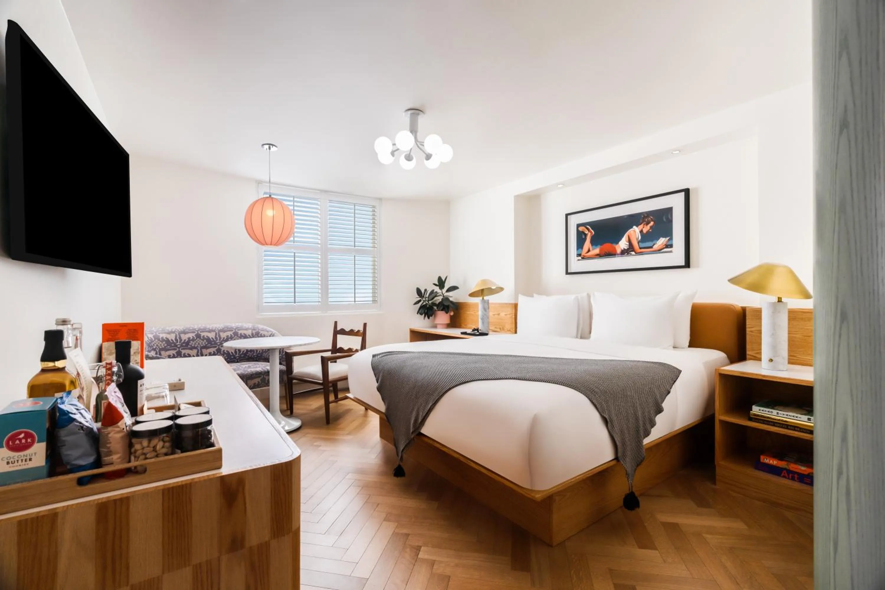 Signature King in Short Stories Hotel Near The Grove