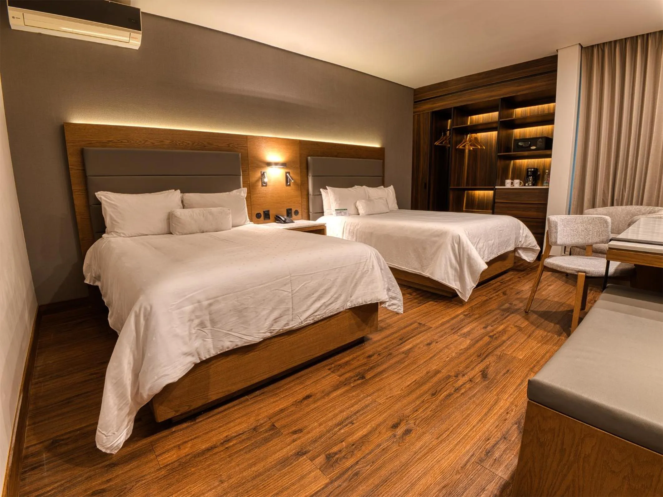 Superior Double Room with Two Double Beds in Victoria Ejecutivo