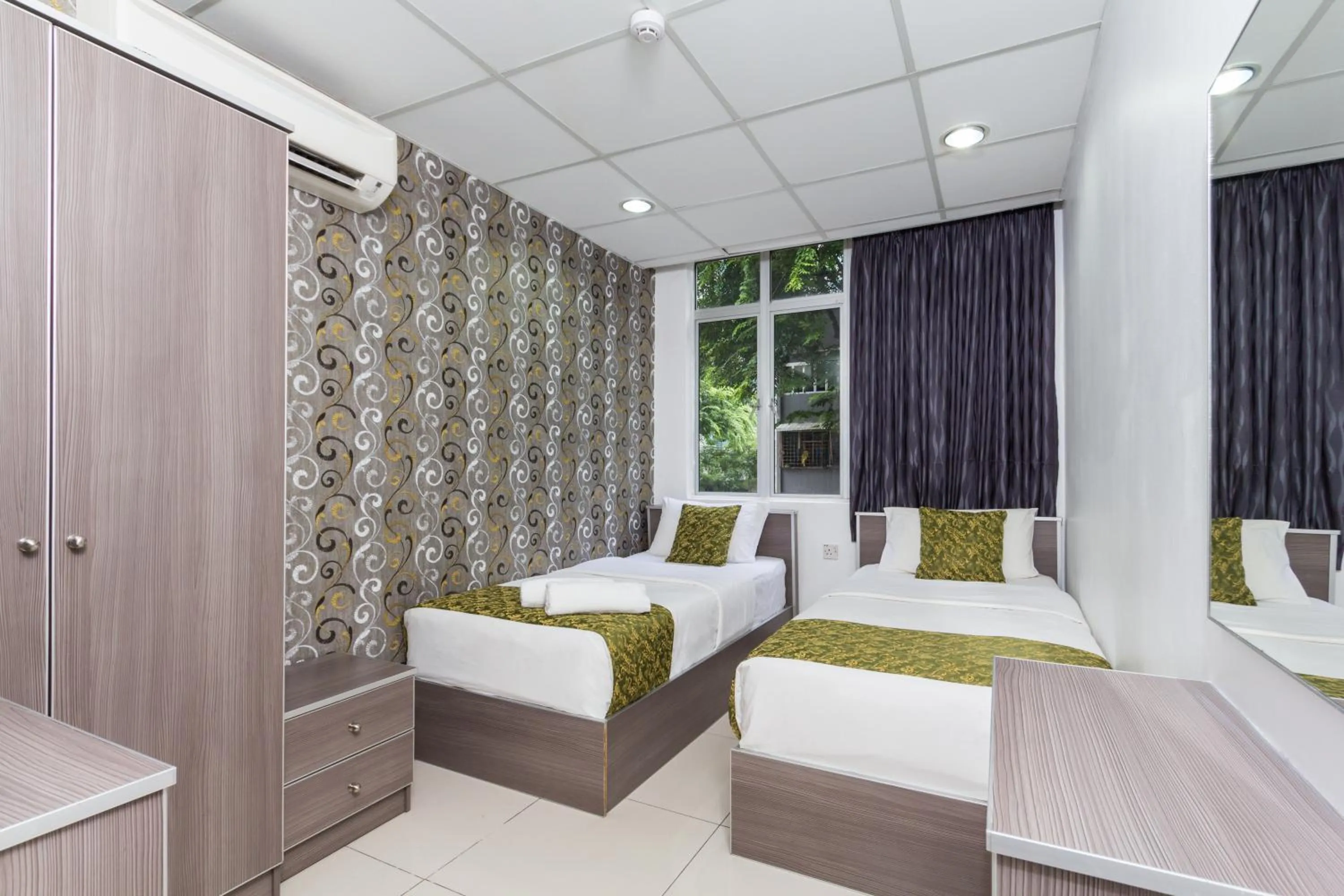 Superior Twin Room in Lacomme Inn