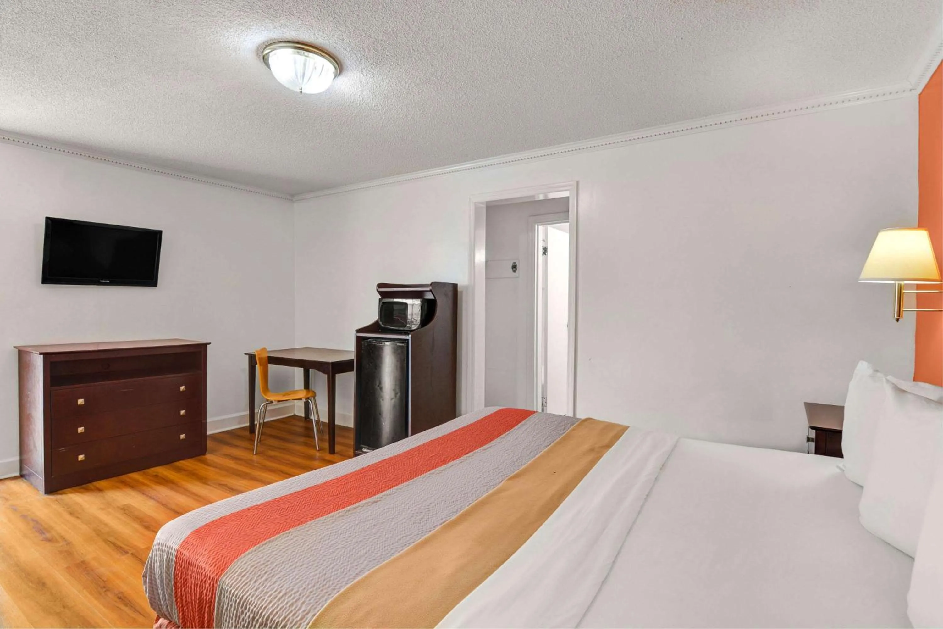 Queen Room - Smoking in Motel 6-Americus, GA