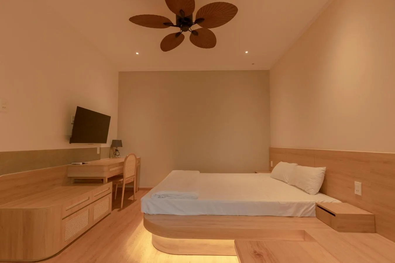 Deluxe Double Room with Bath - single occupancy in Tây Tiến Bungalow