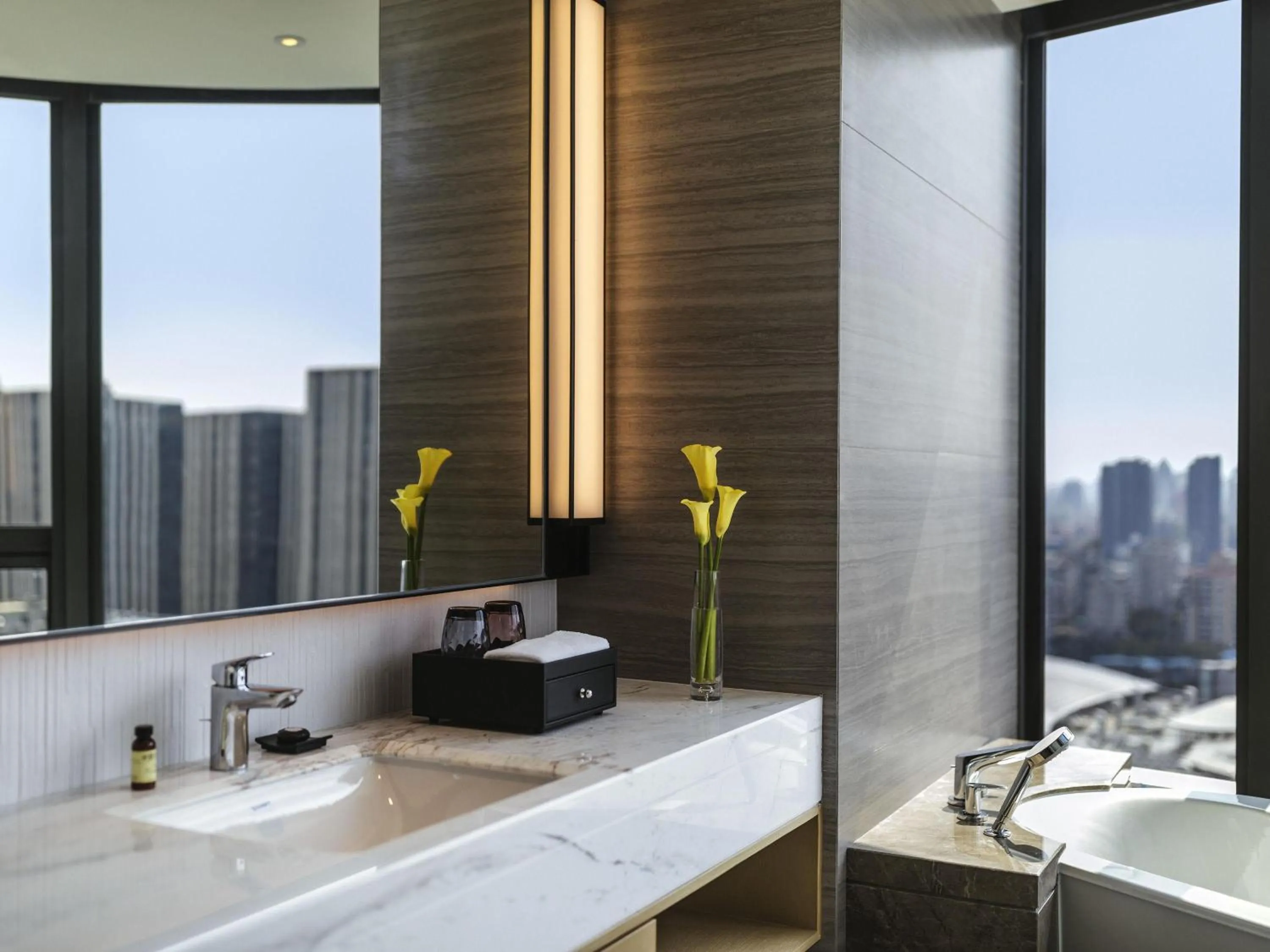 Deluxe Executive Room with One King Bed and Lounge Access - High Floor in Pullman Fuzhou Tahoe