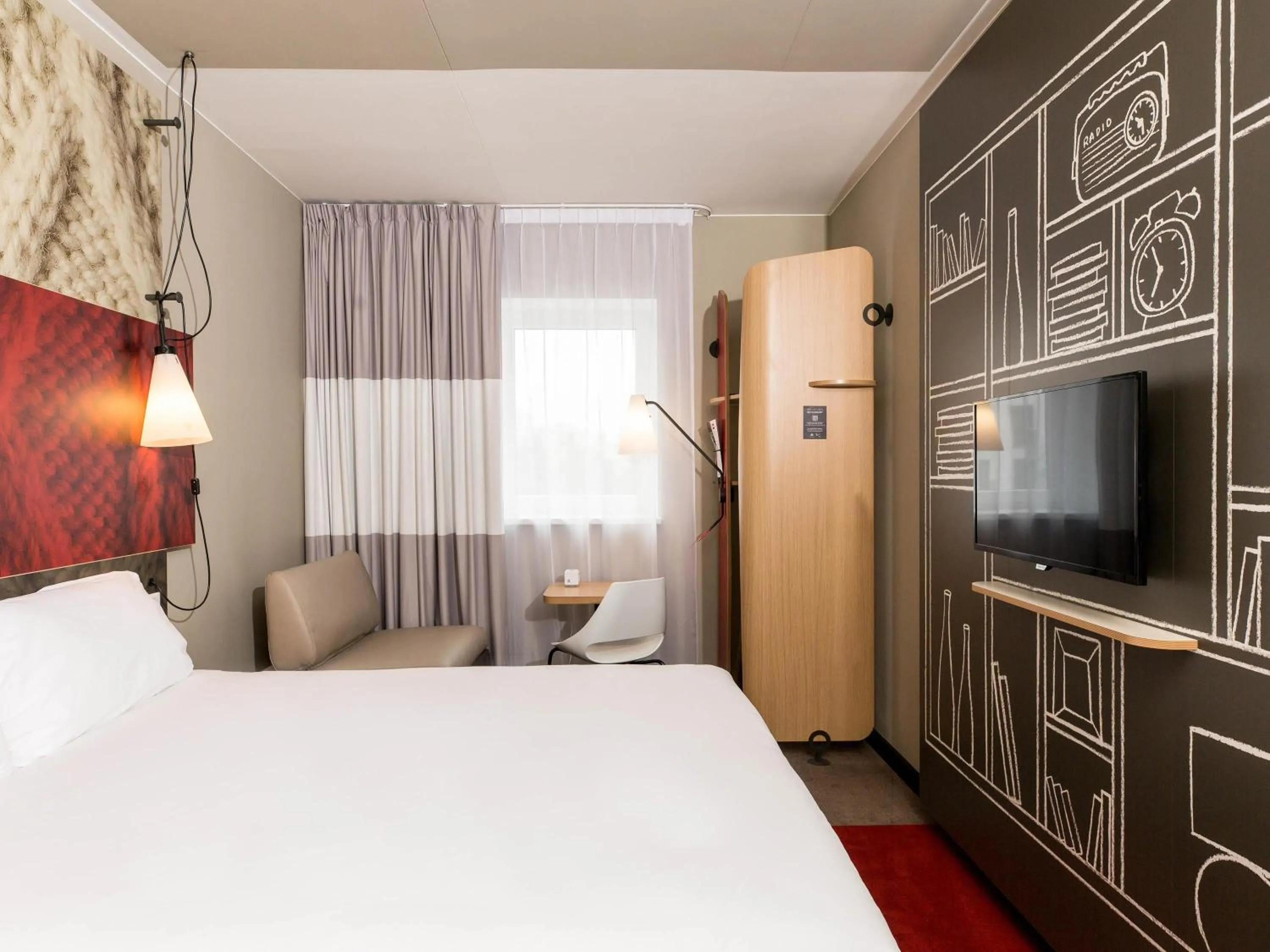 Room with one Queen bed and sofa in ibis Vilnius Centre