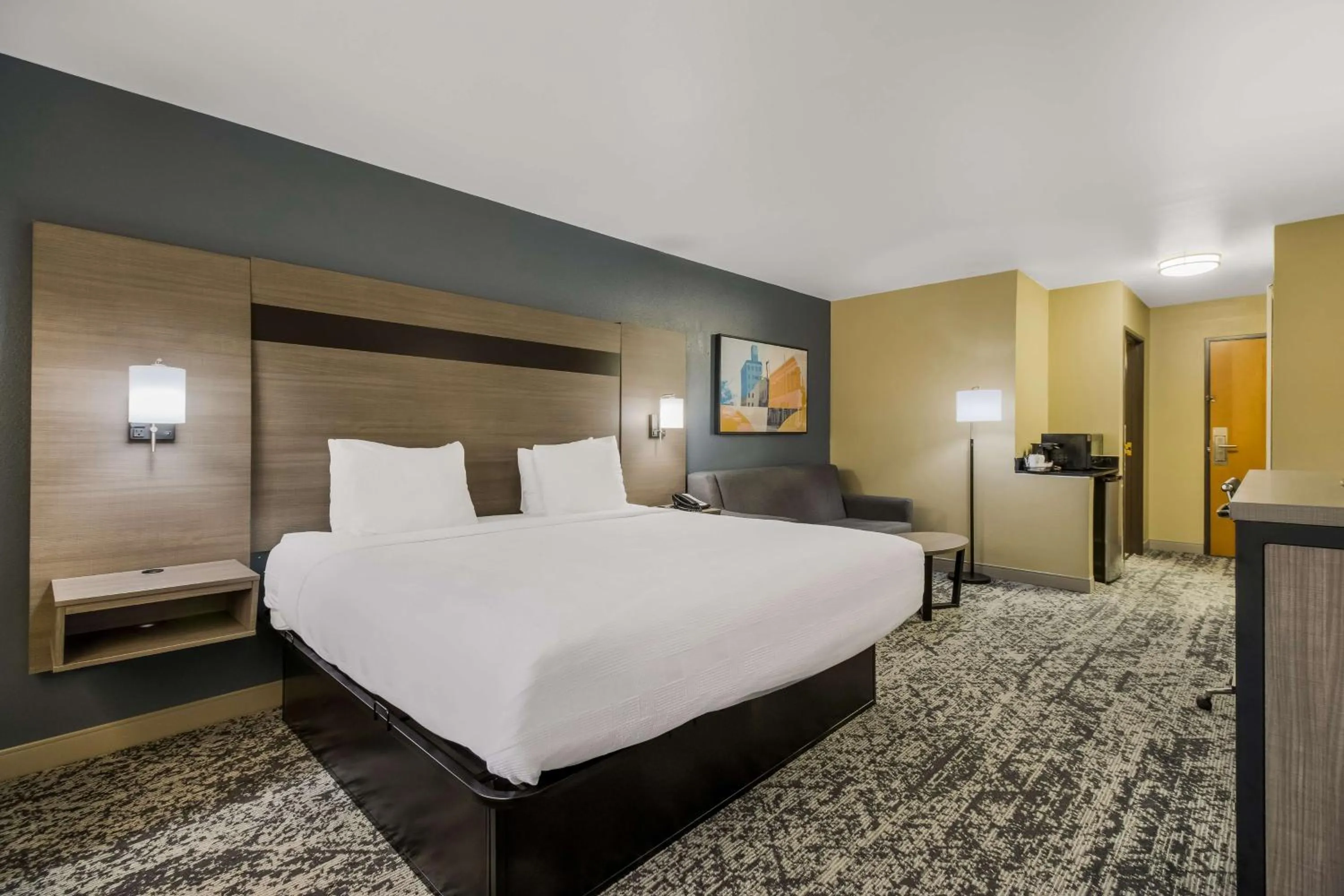 King Room with Walk-In Shower - Disability Access/Non-Smoking in Best Western Temple Inn & Suites