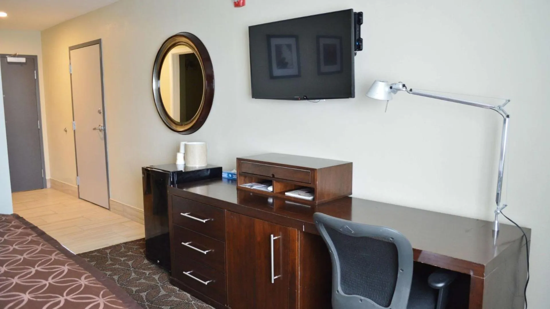 King Room - Disability Access/Non-Smoking in America's Best Value Inn - Memphis Airport