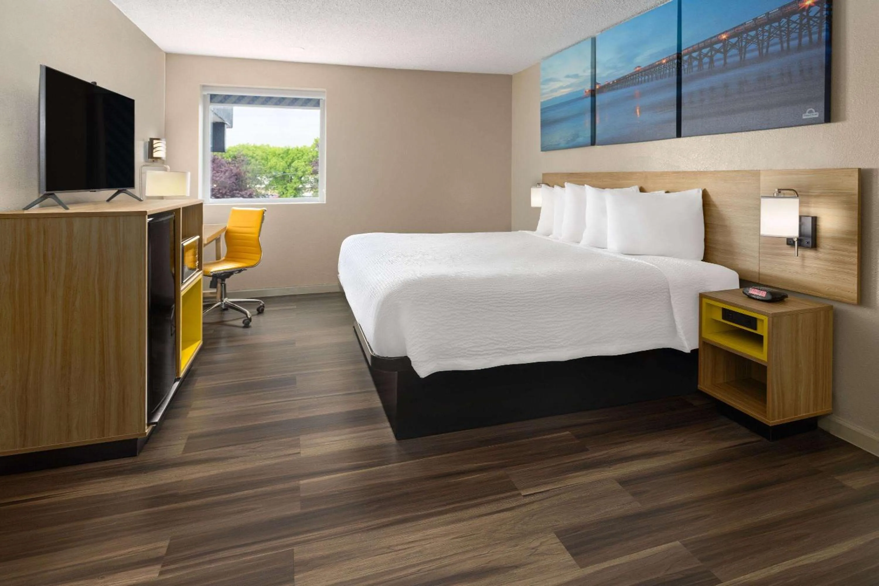 King Room - Mobility Access/Non-Smoking in Days Inn by Wyndham Aberdeen