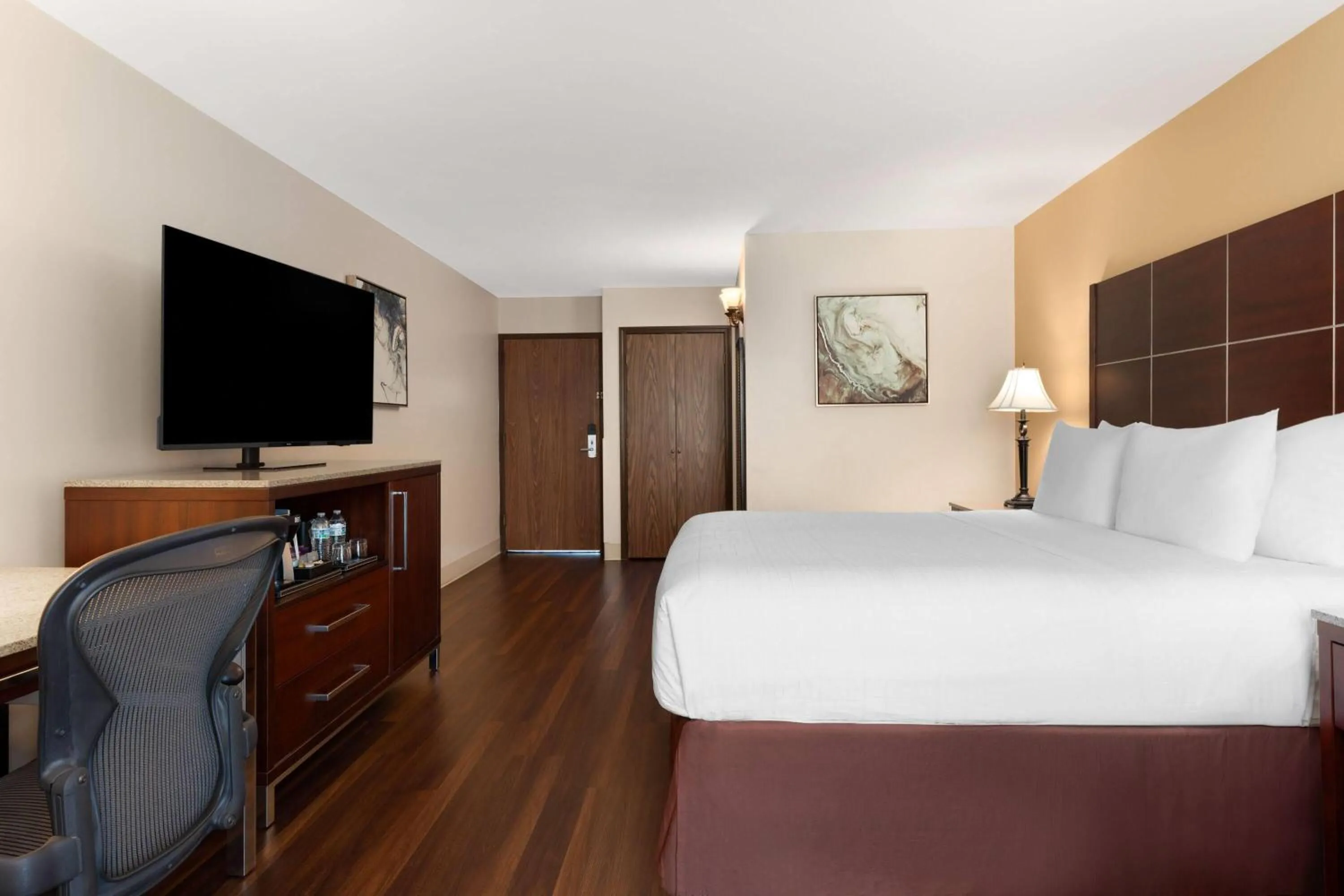 King Room - Disability Access in Wyndham Riverfront Hotel