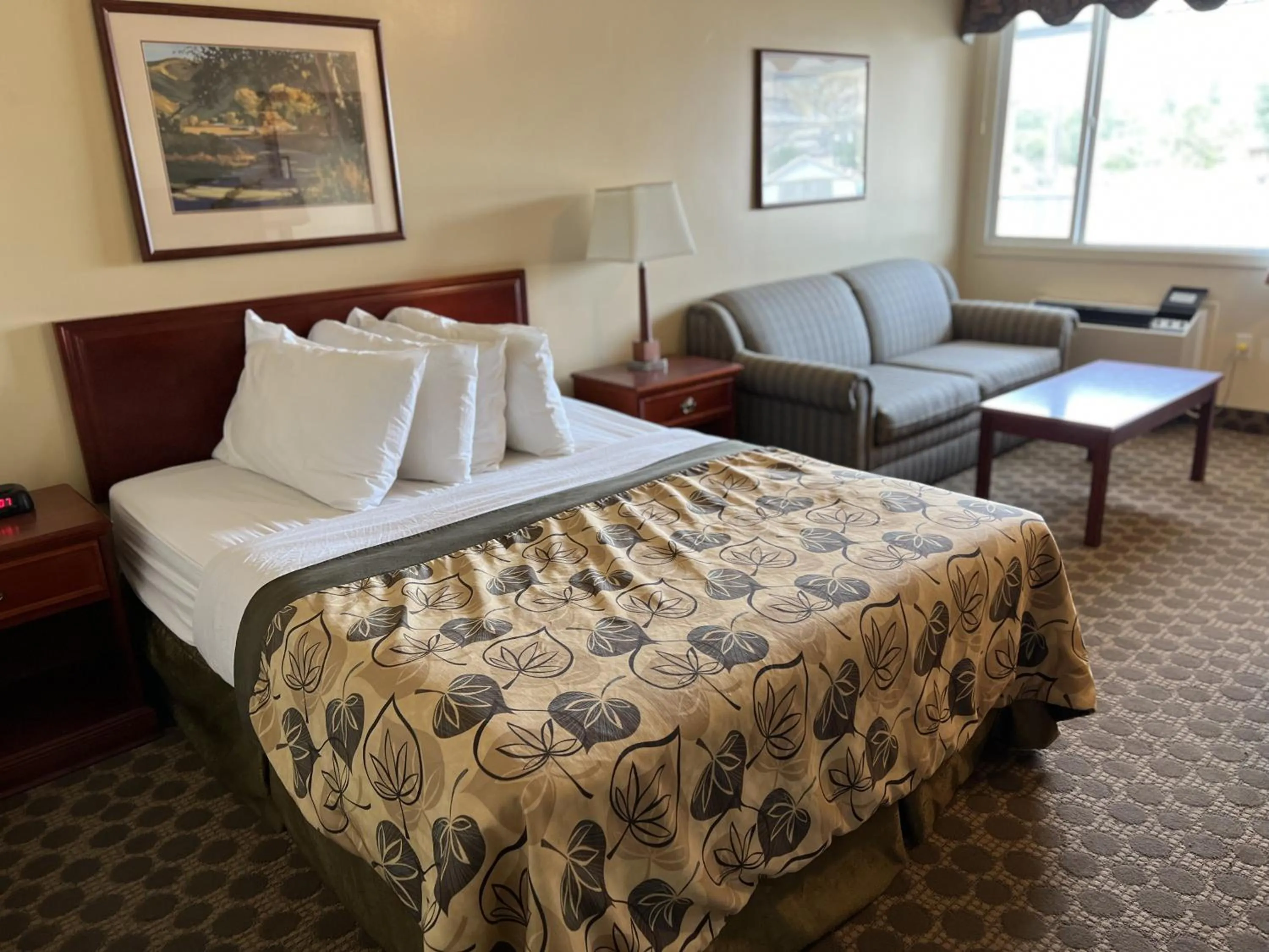 Superior Queen Room in Travelodge by Wyndham Drumheller AB
