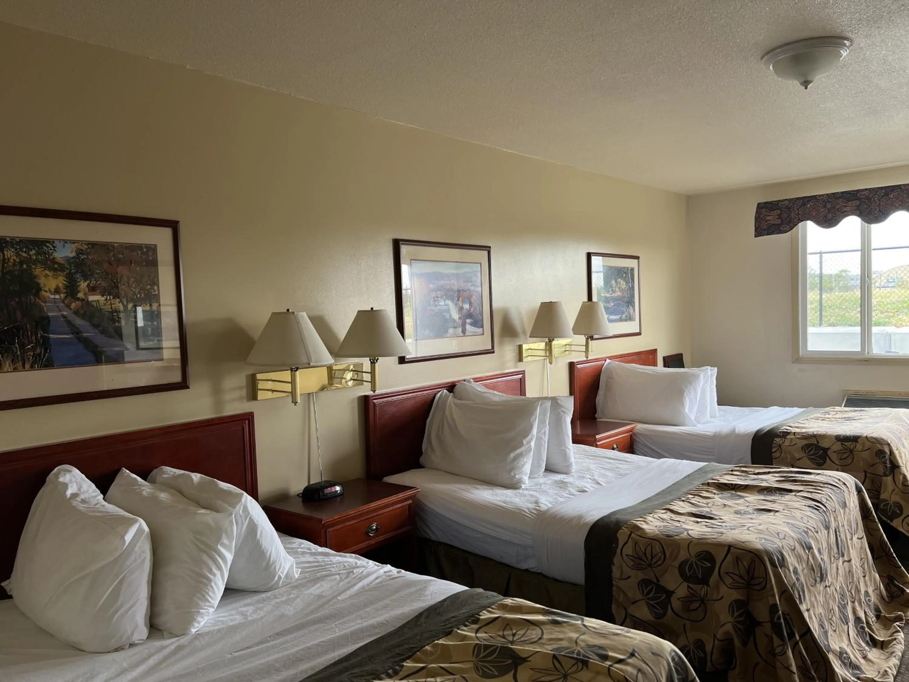 Deluxe Triple Room in Travelodge by Wyndham Drumheller AB