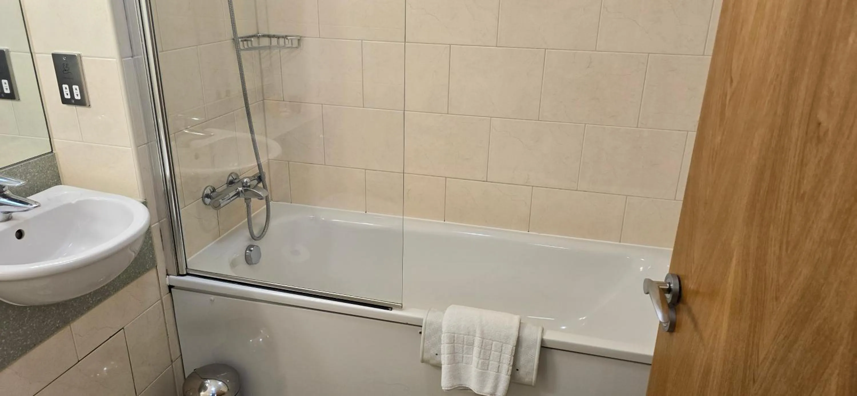 Classic Twin Room in Shendish Manor Hotel & Golf Course