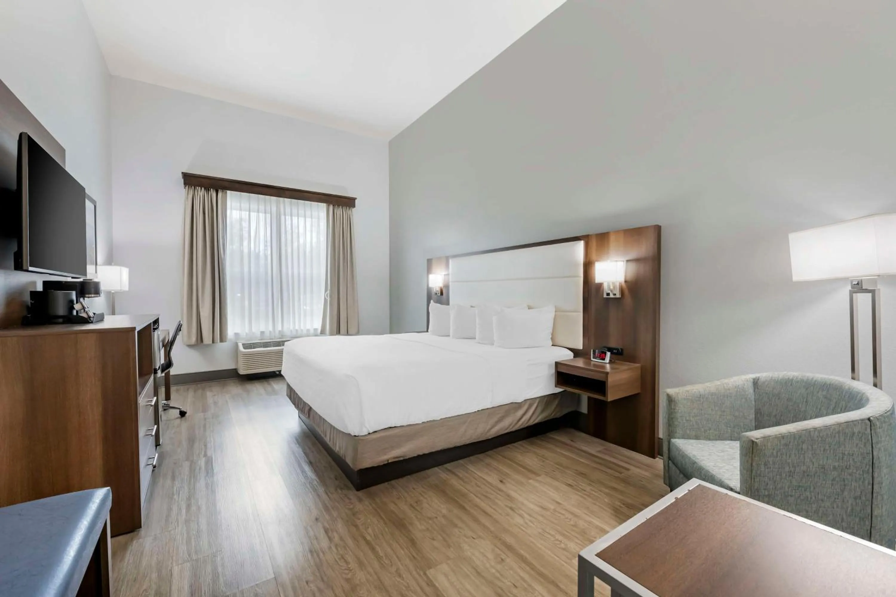 King Room with Roll-In Shower - Mobility Access/Communication Assistance in Best Western Plus First Coast Inn and Suites