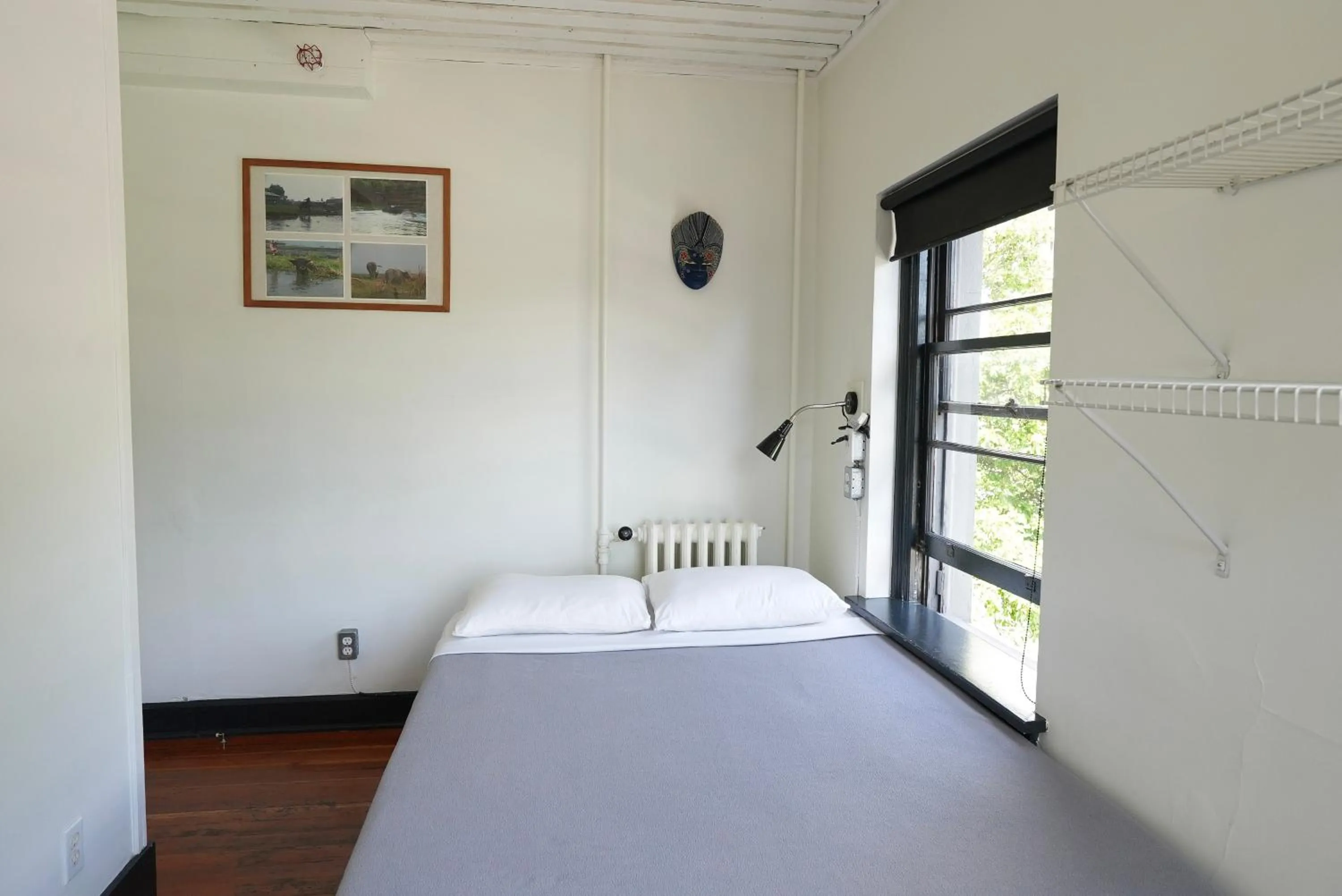 Small Double Room with Shared Bathroom in Ocean Island Inn | Backpackers | Suites