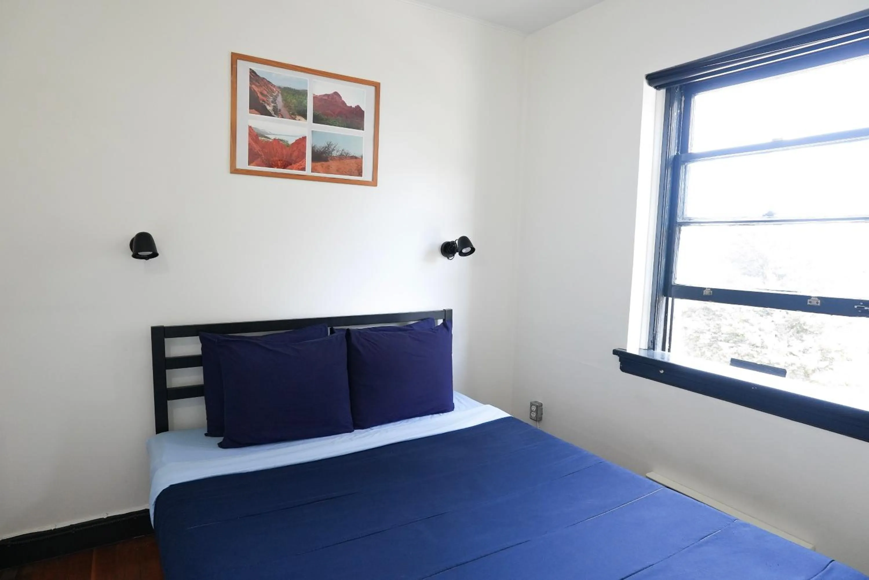 Queen Room with Shared Bathroom in Ocean Island Inn | Backpackers | Suites