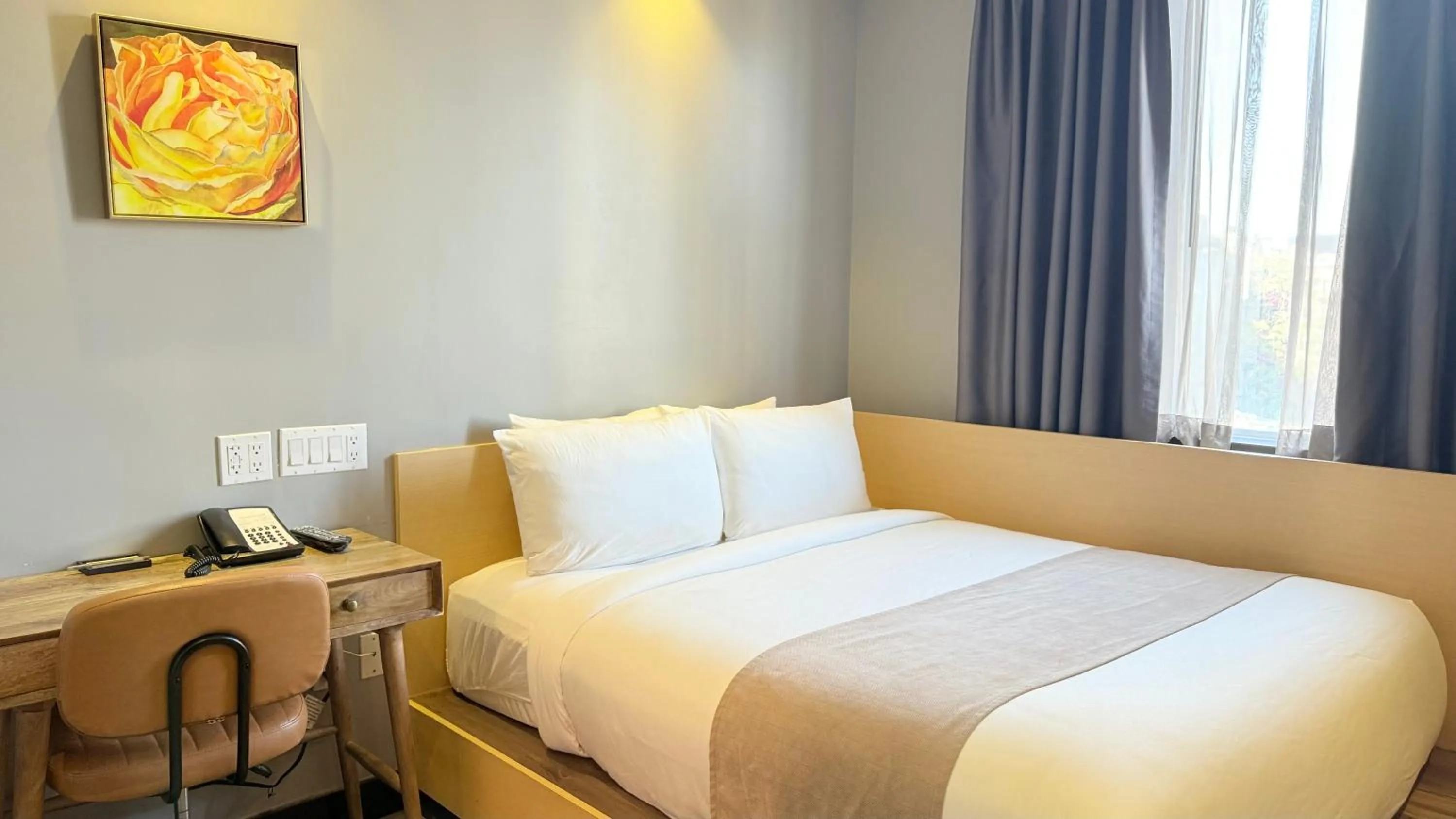 Deluxe Queen Room in Madison LES Hotel