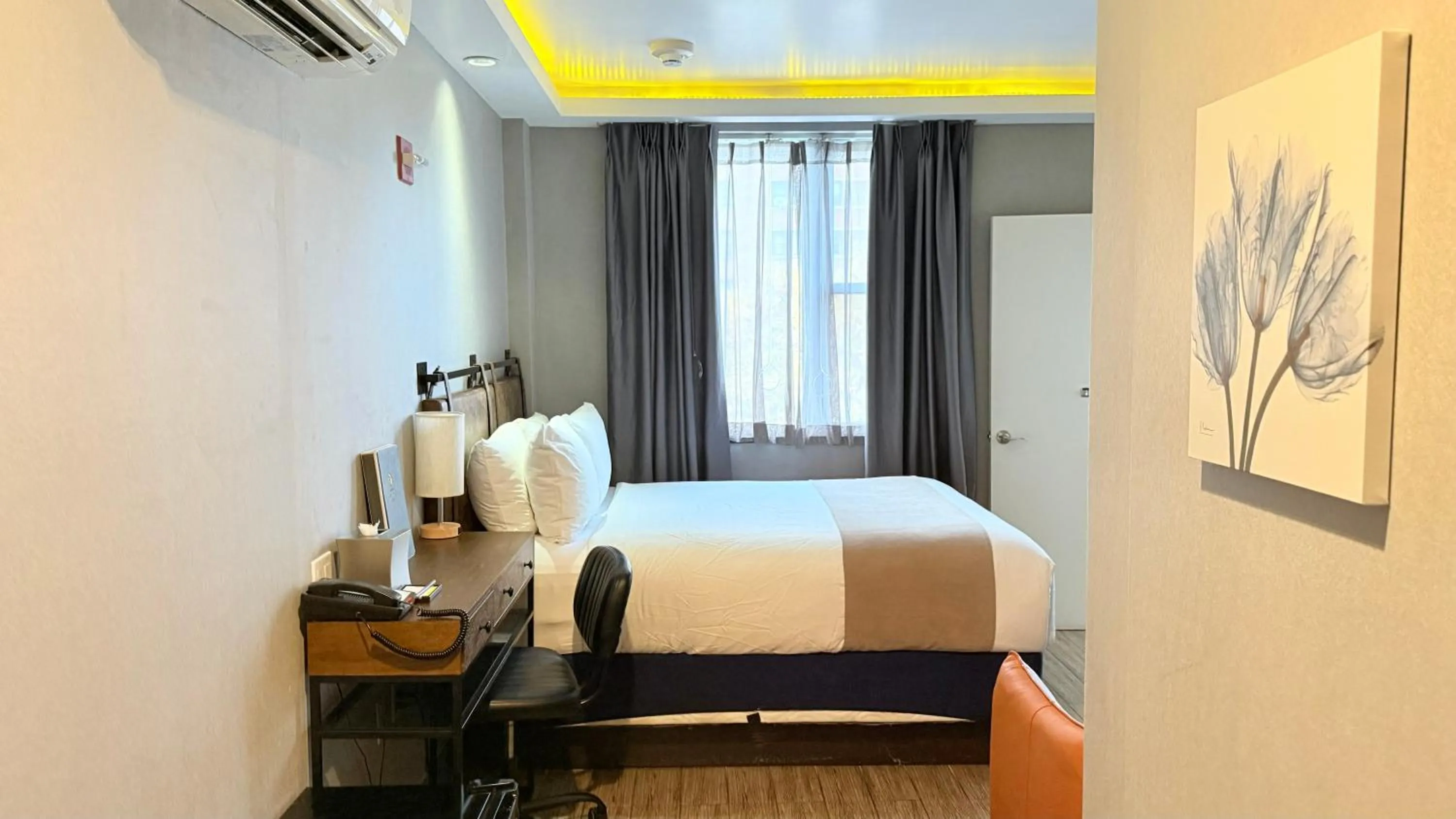 Queen Suite - Disability Access in Madison LES Hotel