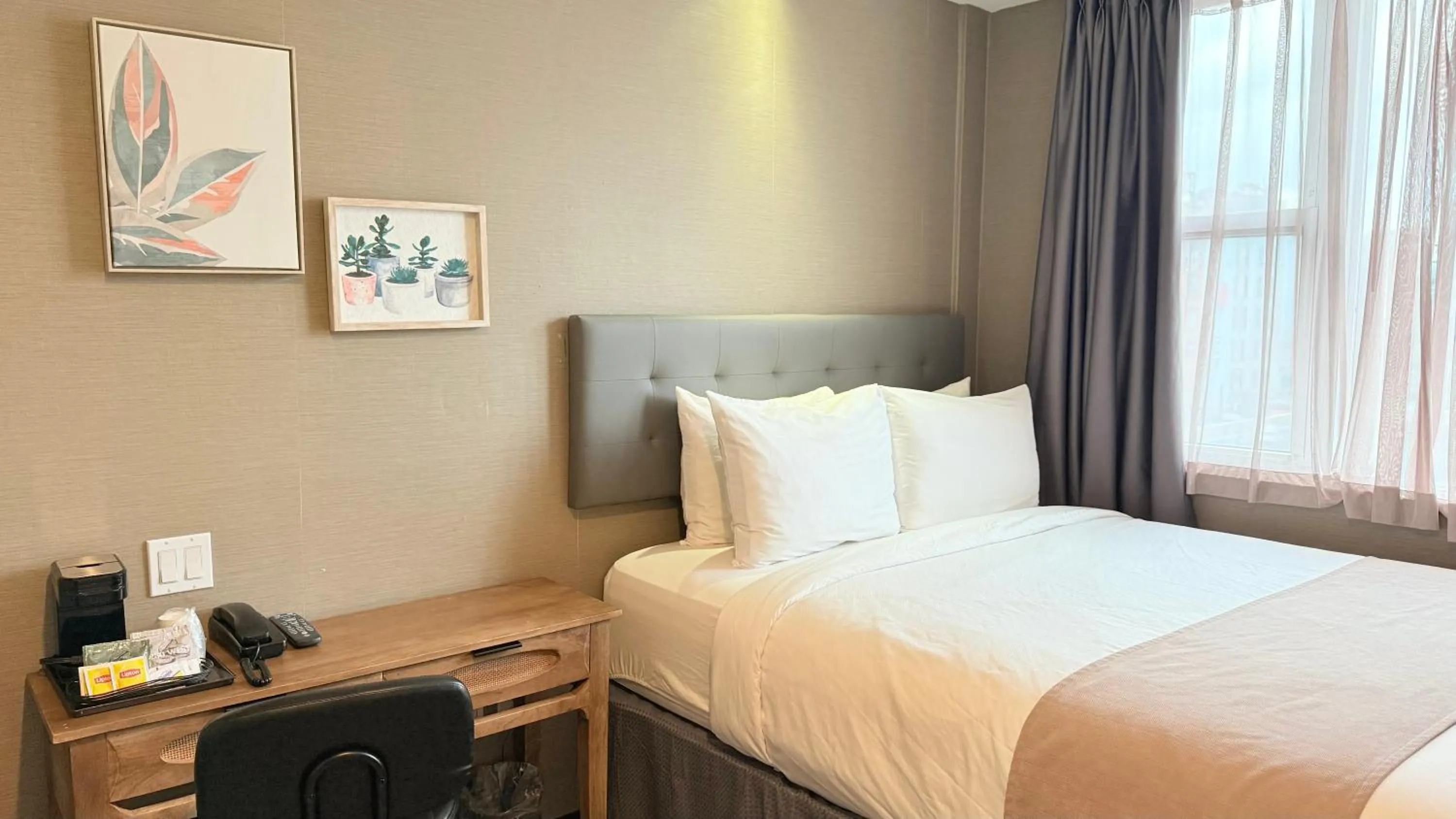 Standard Queen Room in Madison LES Hotel