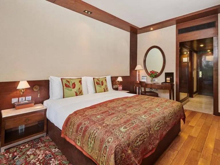 Super Deluxe Ground Floor King Bed - Free WiFi in The LaLit Grand Palace Srinagar