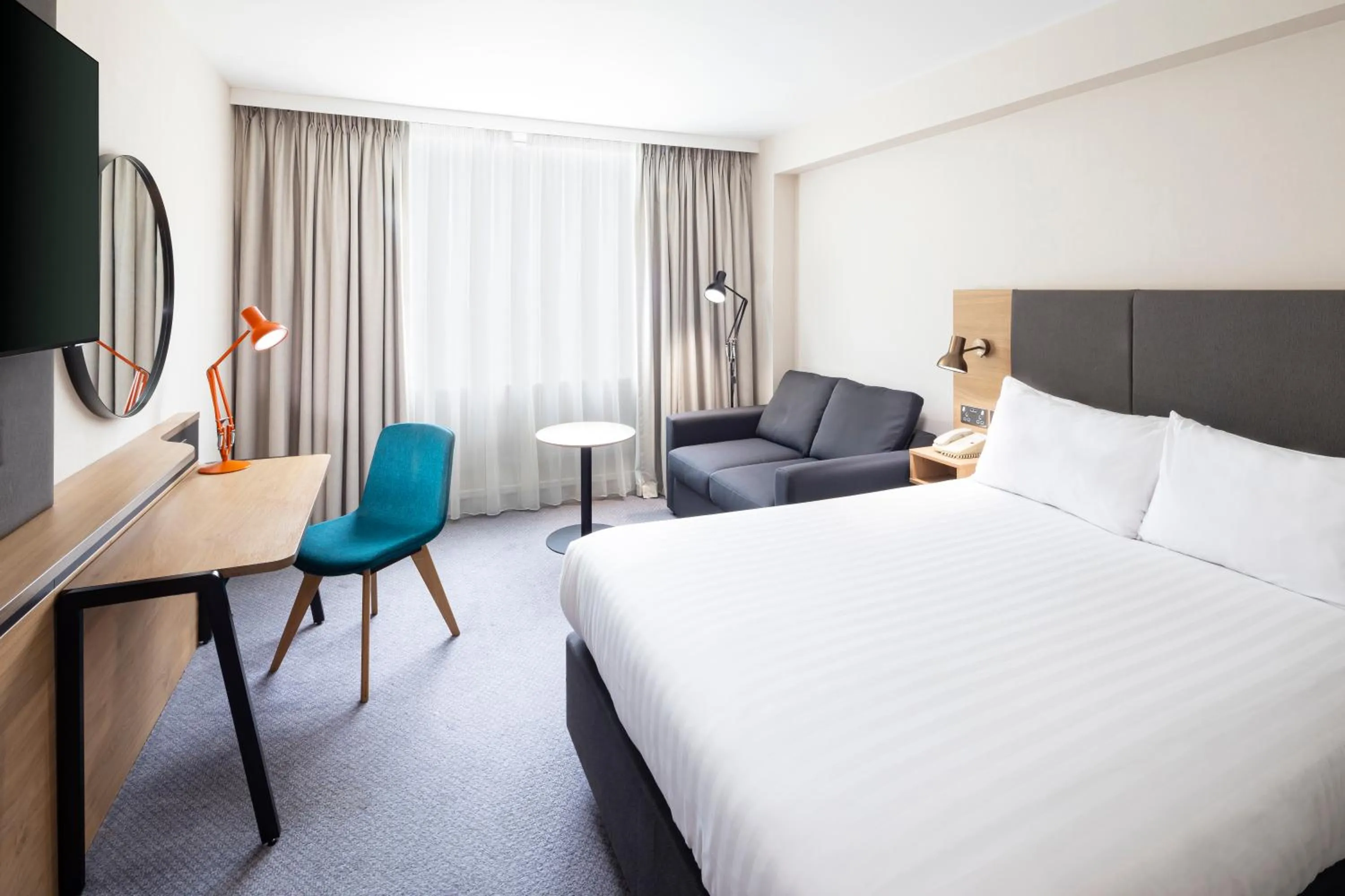 Standard Queen Room with Single Sofa Bed in Holiday Inn Coventry M6, J2 by IHG