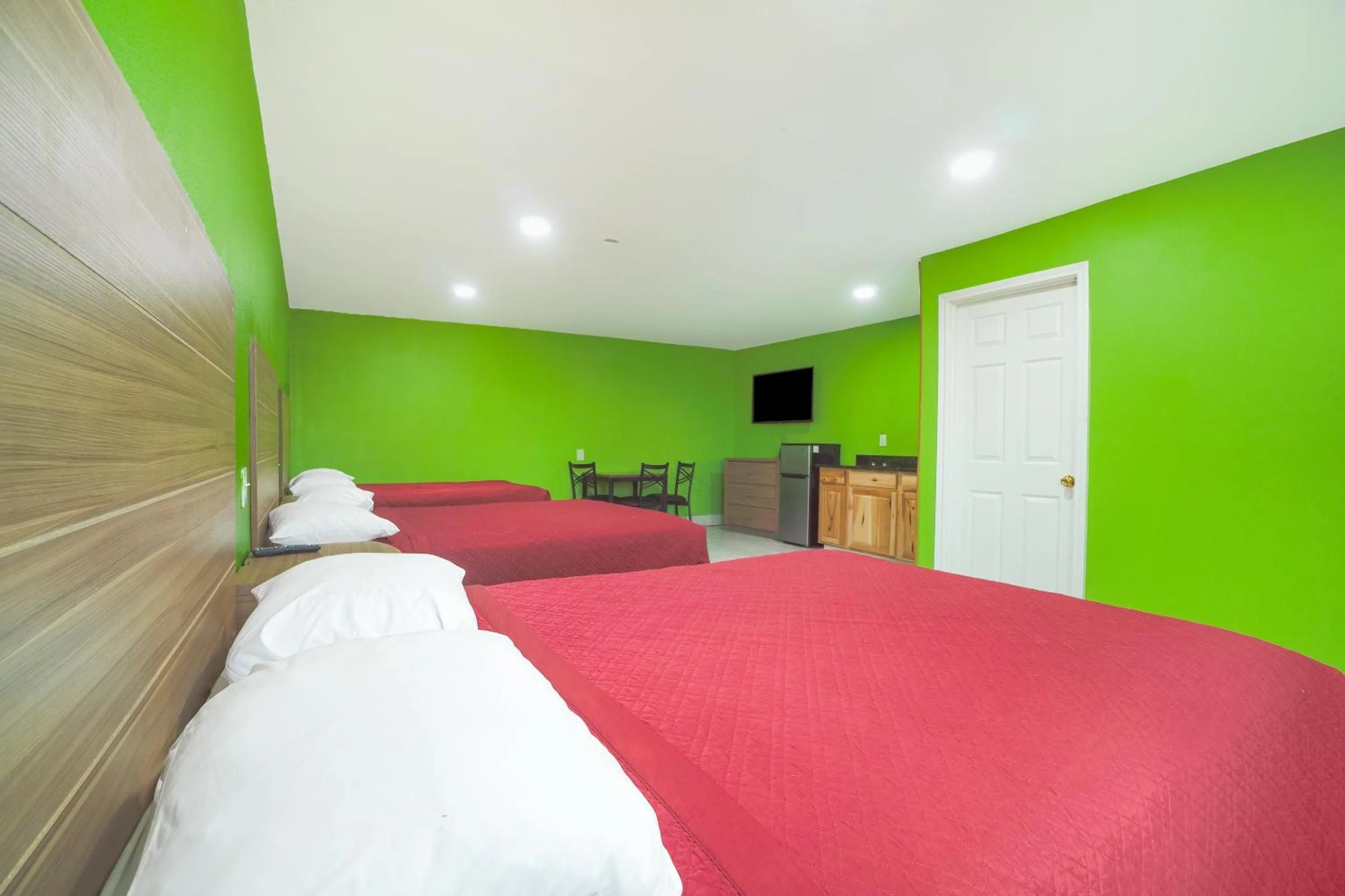 3 Queen Beds with Kitchenette in Plaza Motel Corpus Christi by OYO
