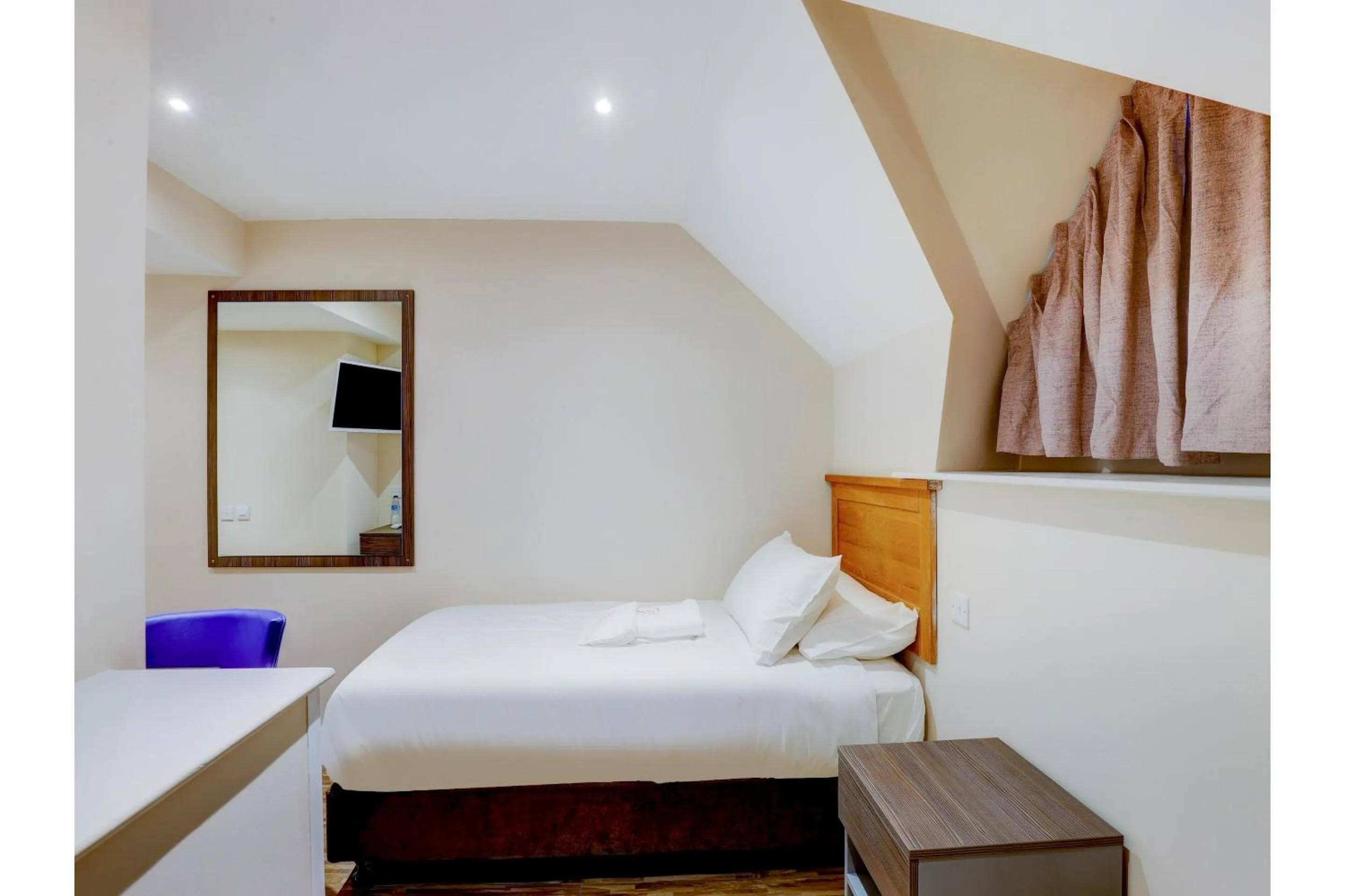 Deluxe Single Room in The Gissons Hotel - Exeter Airport & M5