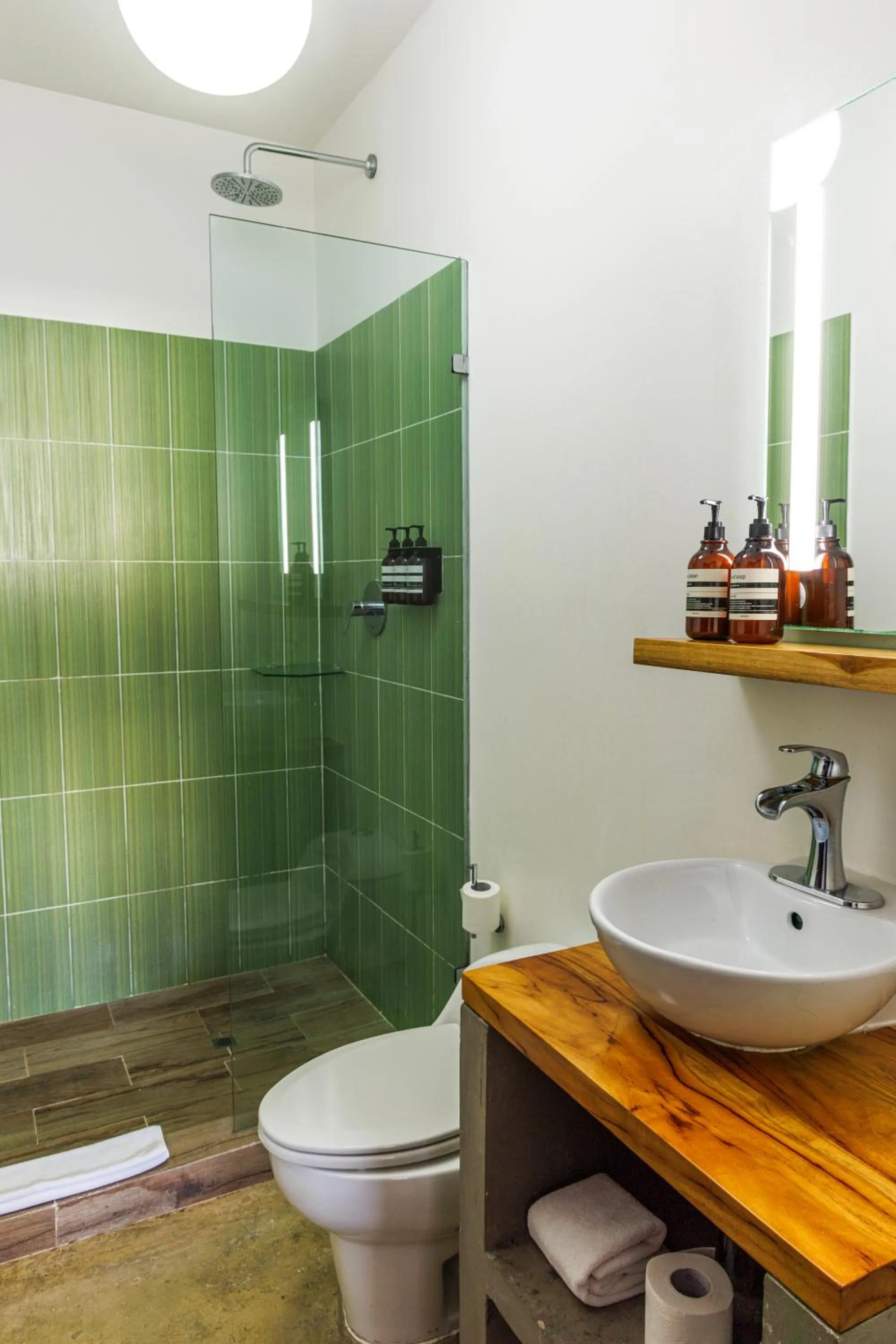 Standard Double Room with Balcony - Por amor a C.E.R  By Fer Garvey in Tantalo Hotel - Kitchen - Roofbar