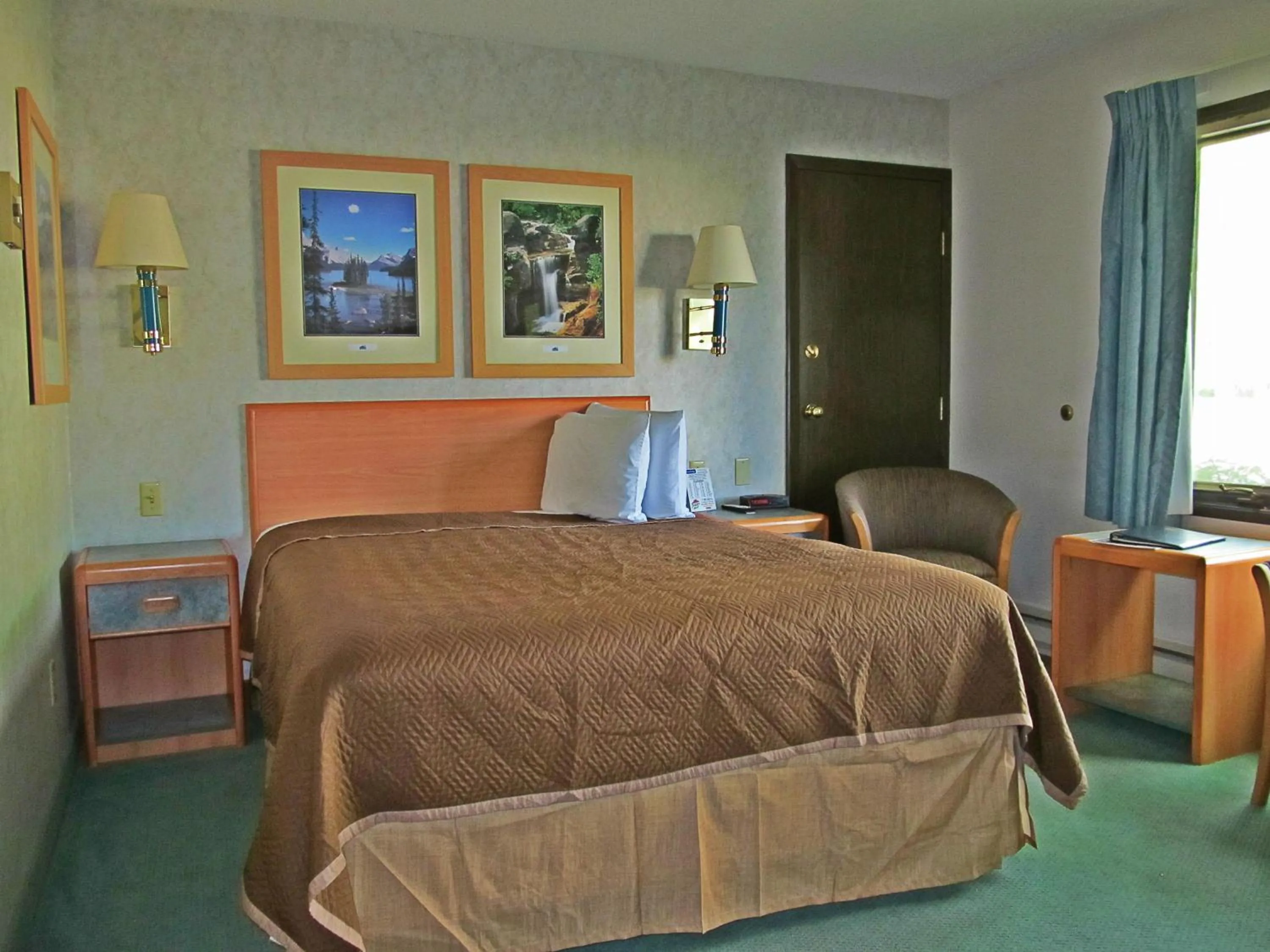 Deluxe Queen Suite - Non-Smoking in Travelodge by Wyndham Kalispell