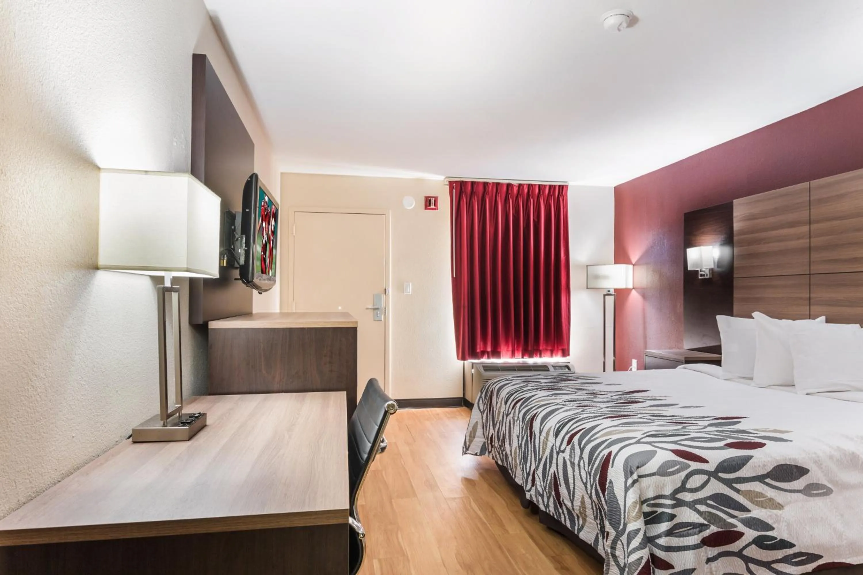 Deluxe King Room Disability Access Non-Smoking in Red Roof Inn Texarkana