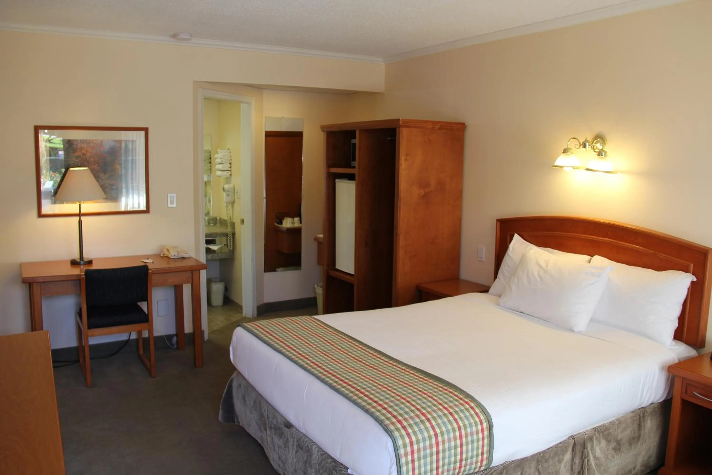 Superior Queen Room - Non-Smoking in Travelodge by Wyndham Kamloops