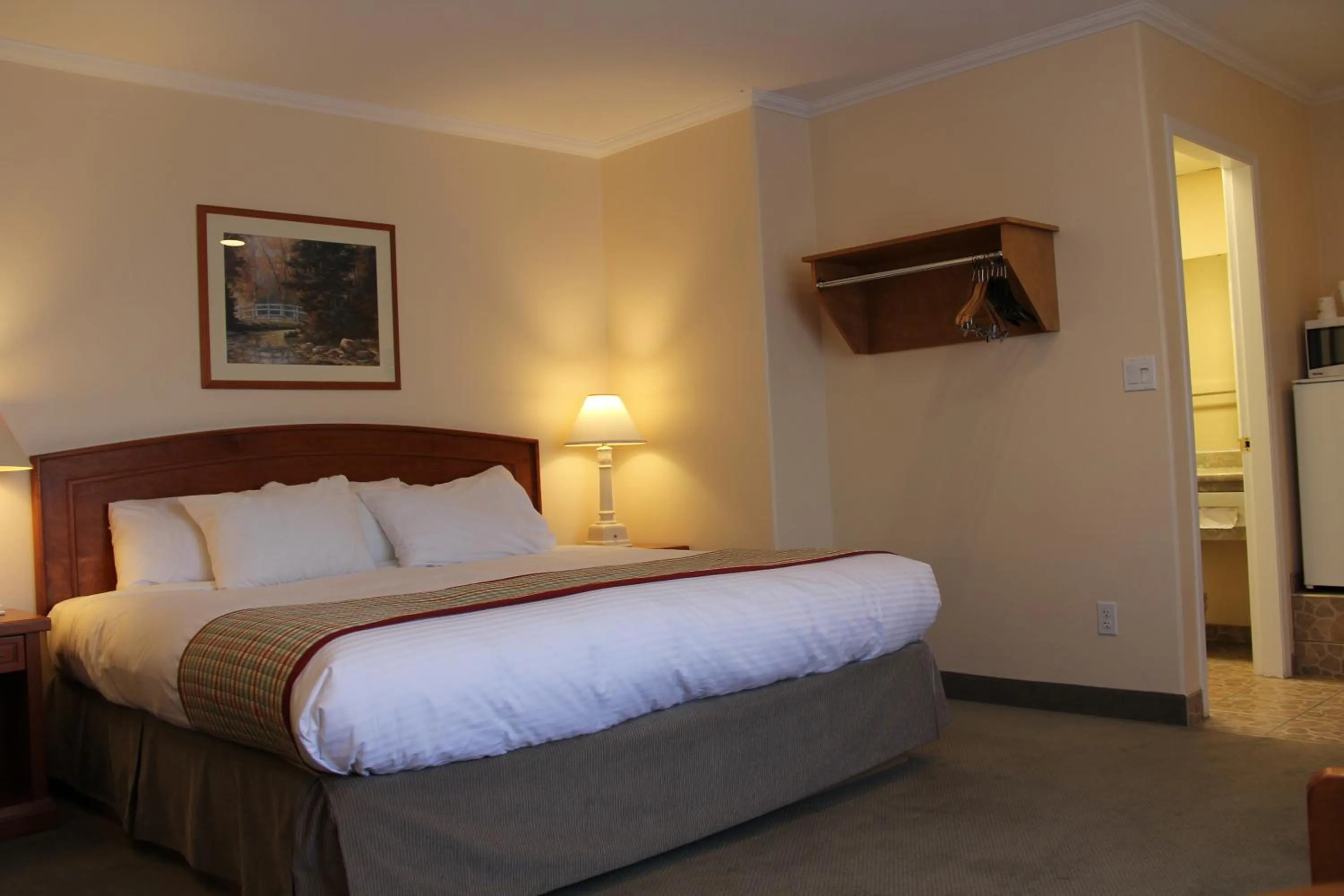 King Room - Non-Smoking in Travelodge by Wyndham Kamloops
