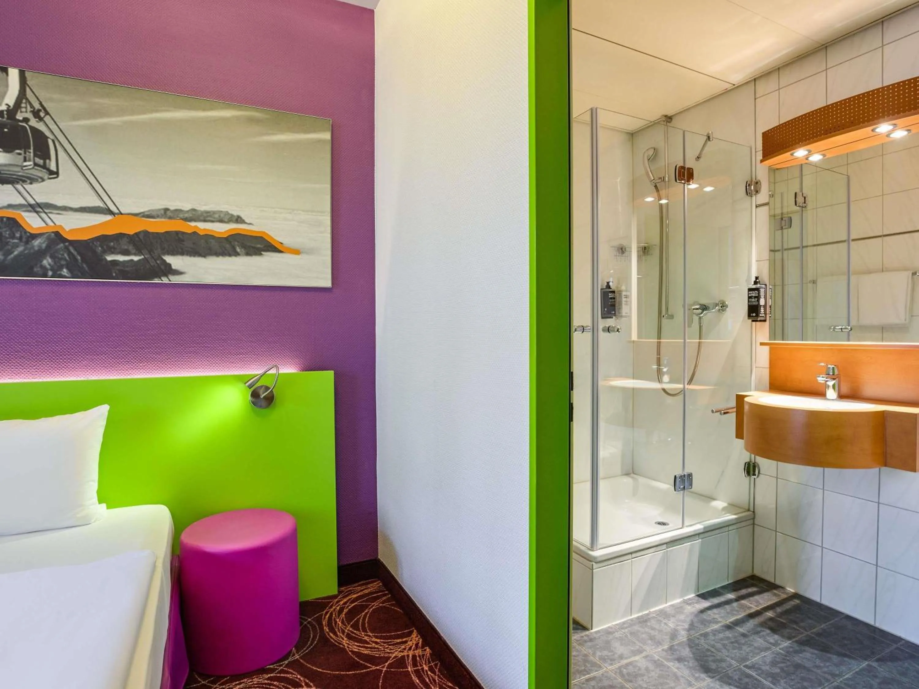 Standard Queen Room in ibis Styles Luzern