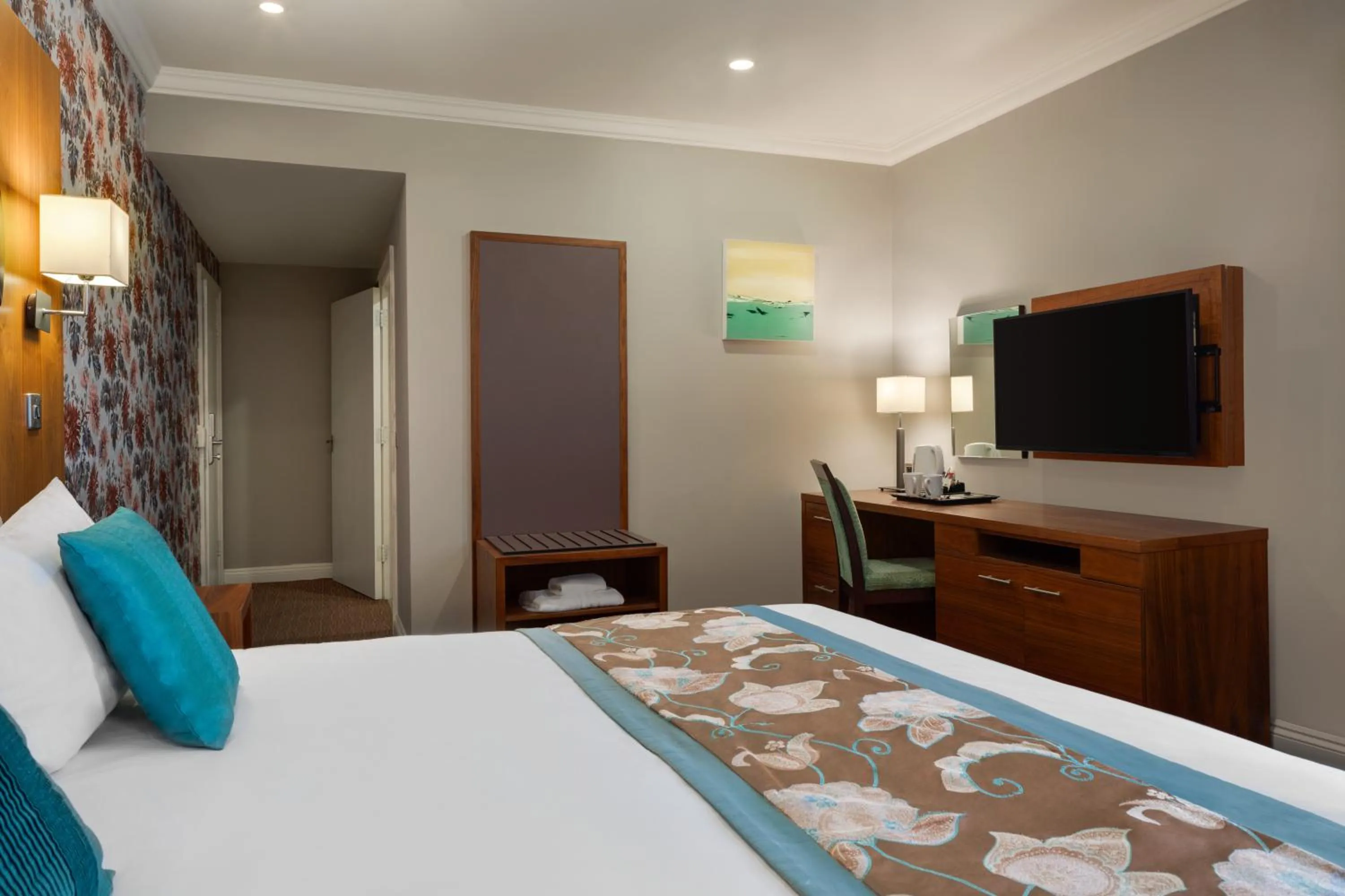 1 King Bed, Mobility Accessible Room, Bathtub w/ Grab Bars, Non-Smoking in Ramada by Wyndham Cheltenham