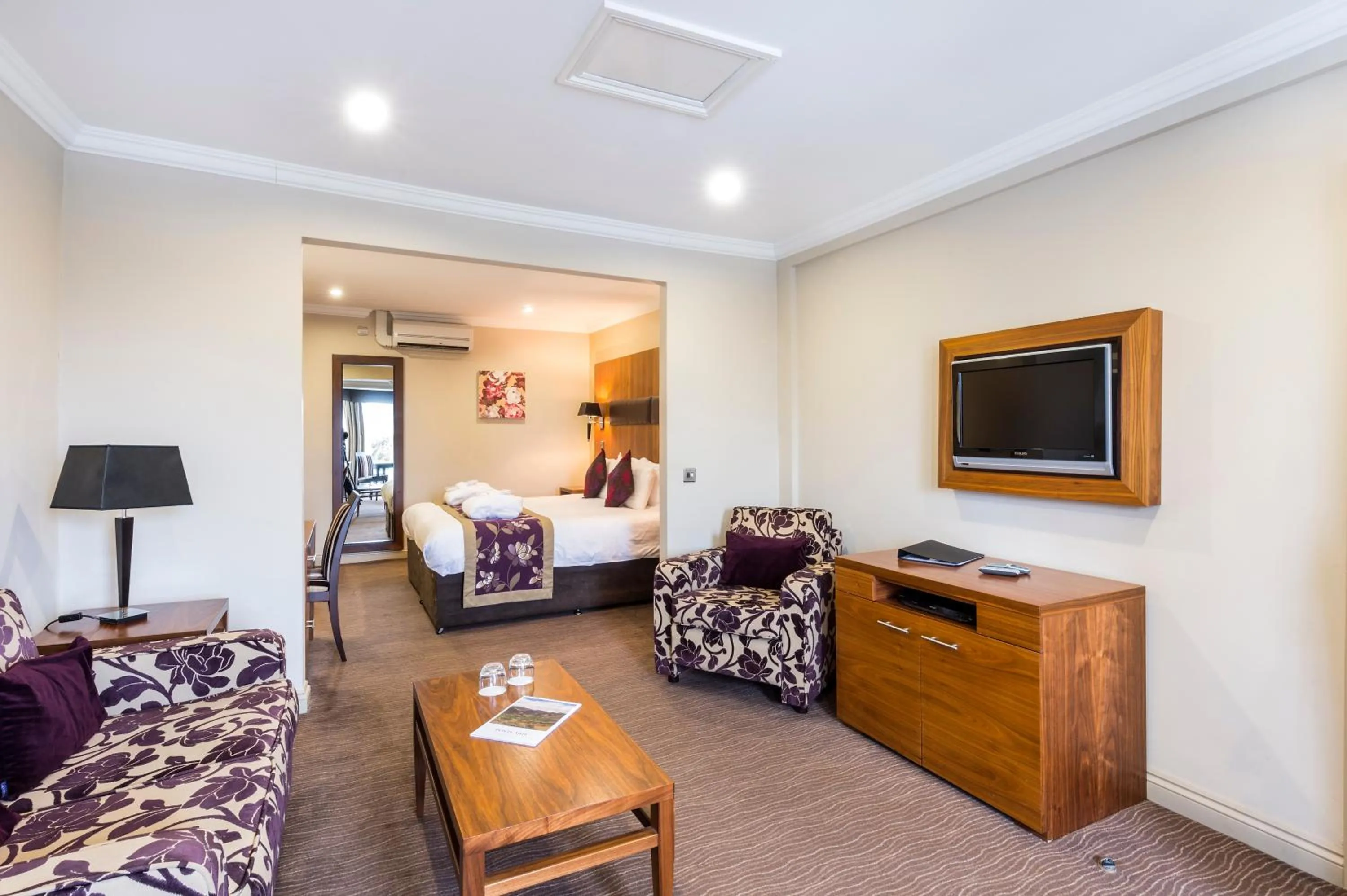 King Suite with Sofa Bed - Non-Smoking in Ramada by Wyndham Cheltenham