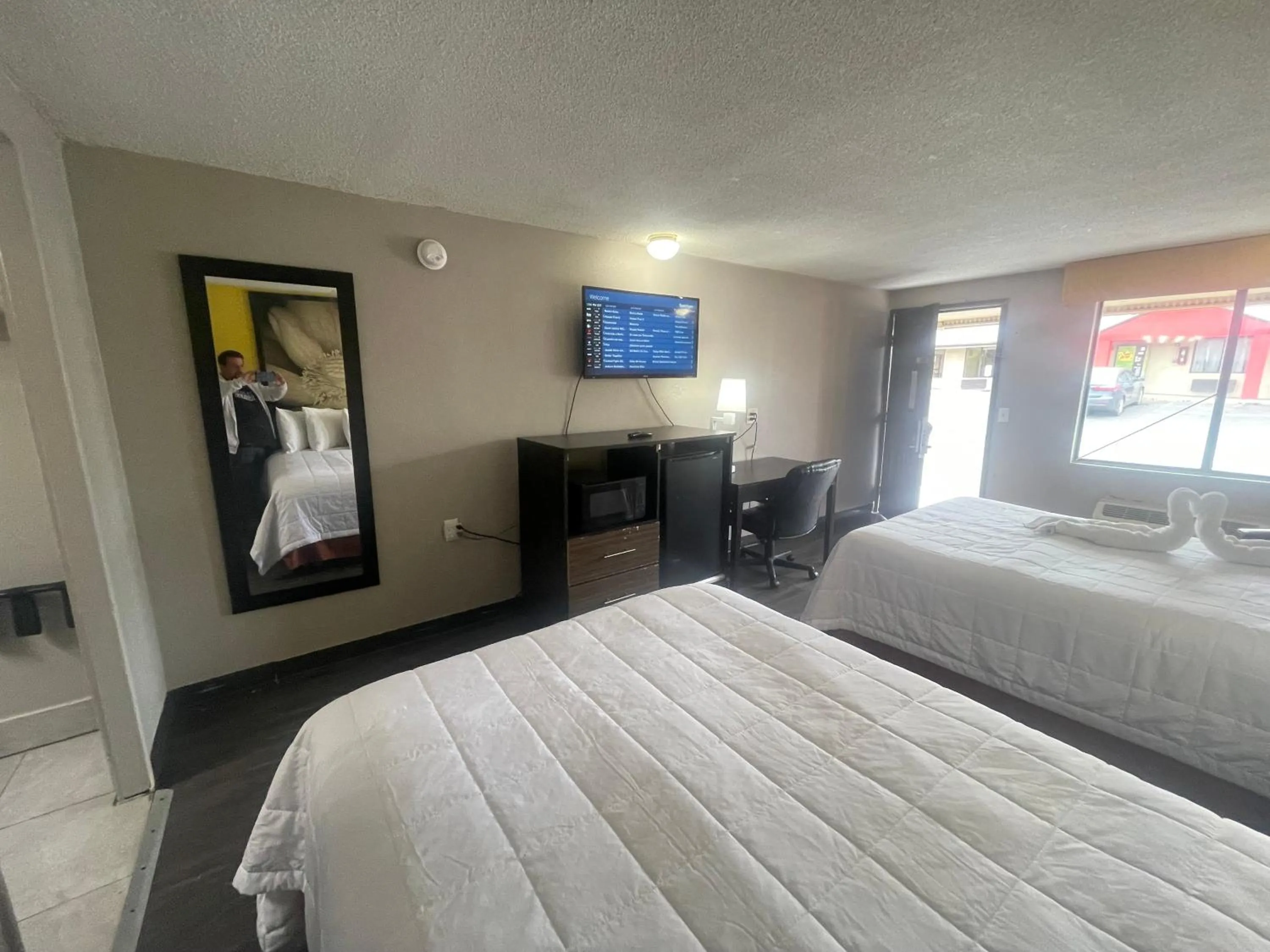Deluxe Double Studio in Super 8 by Wyndham Monroe