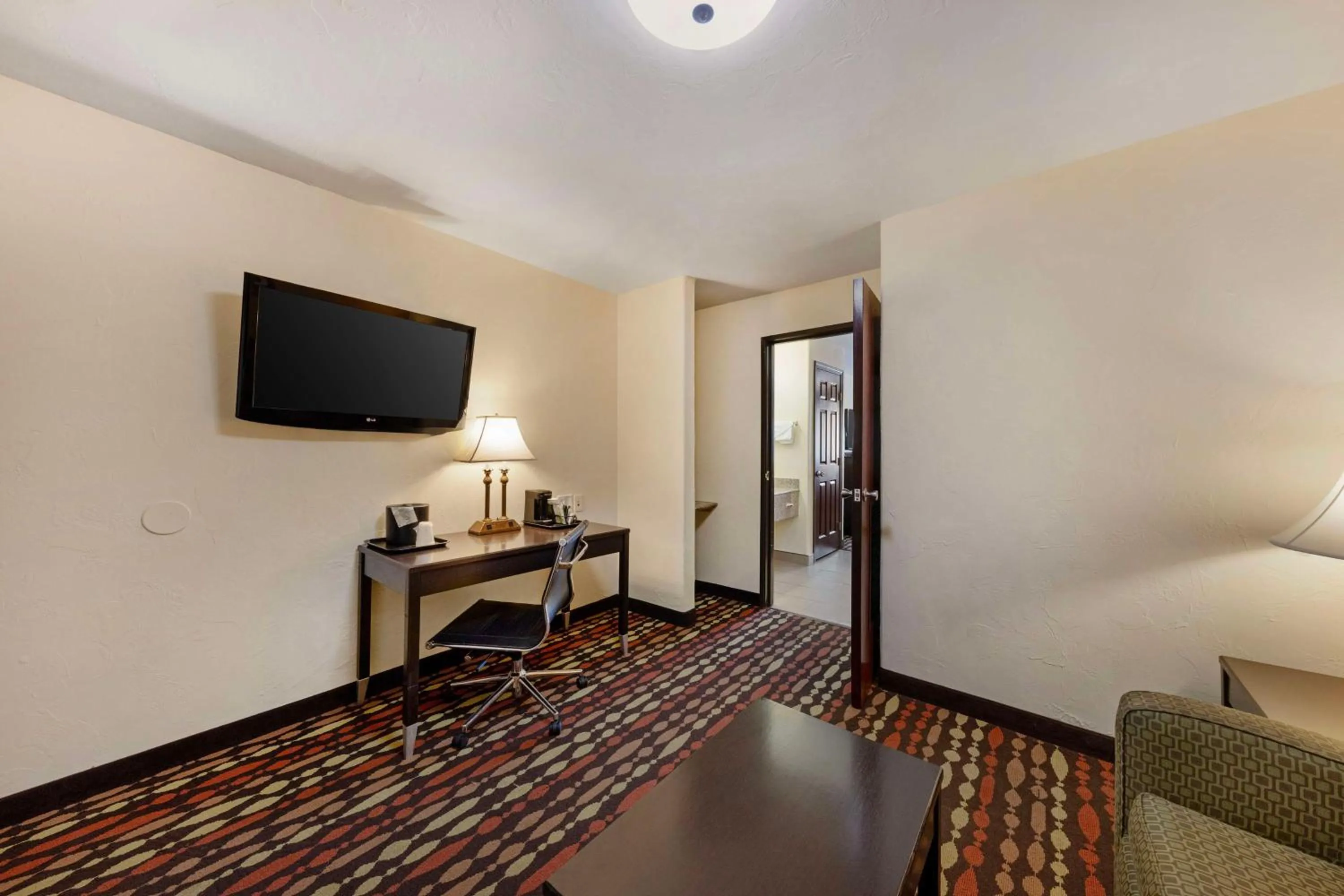 Queen Suite with Walk-In Shower - Mobility Access in Best Western Greentree Inn & Suites