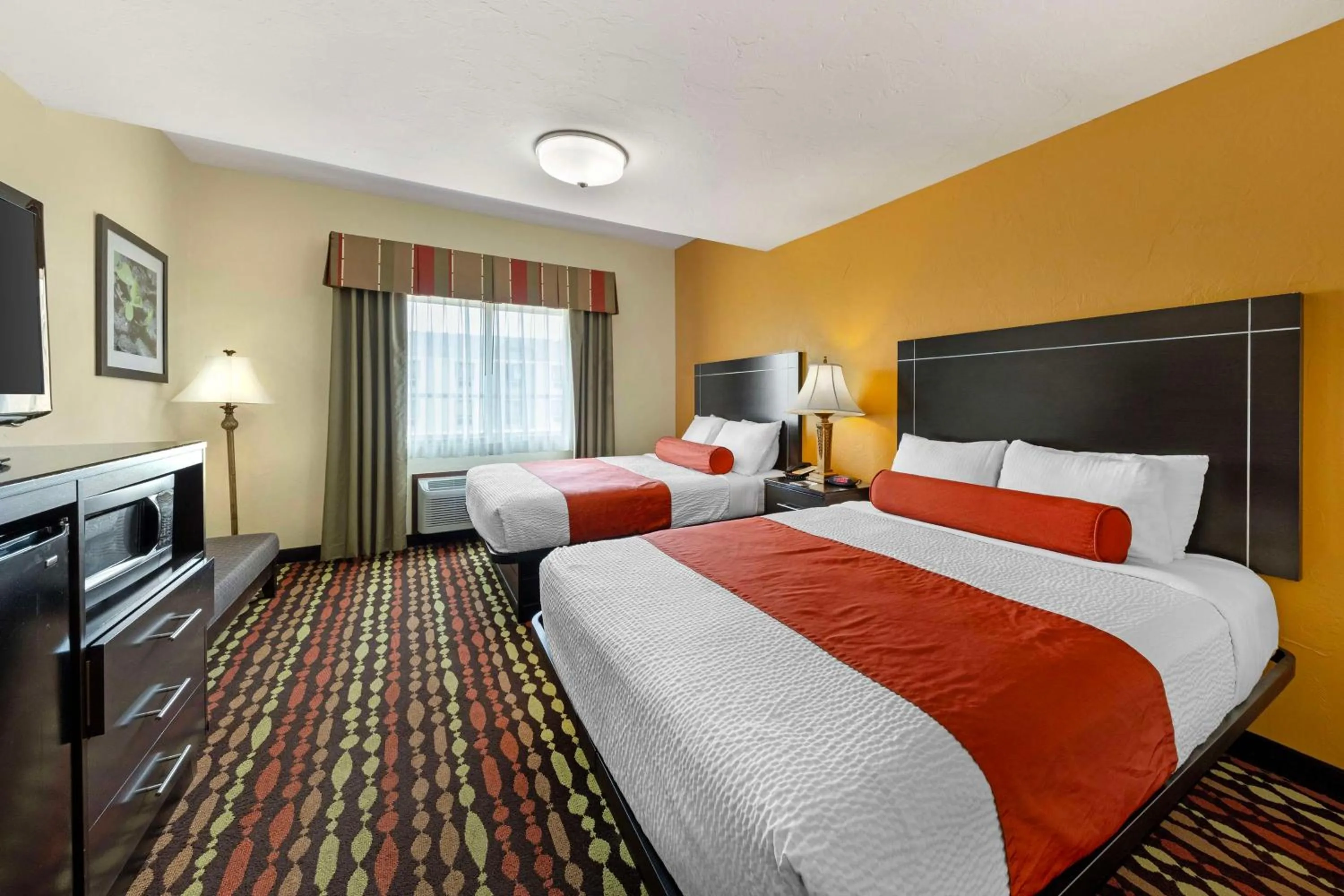 Queen Suite with Walk-In Shower - Mobility Access in Best Western Greentree Inn & Suites