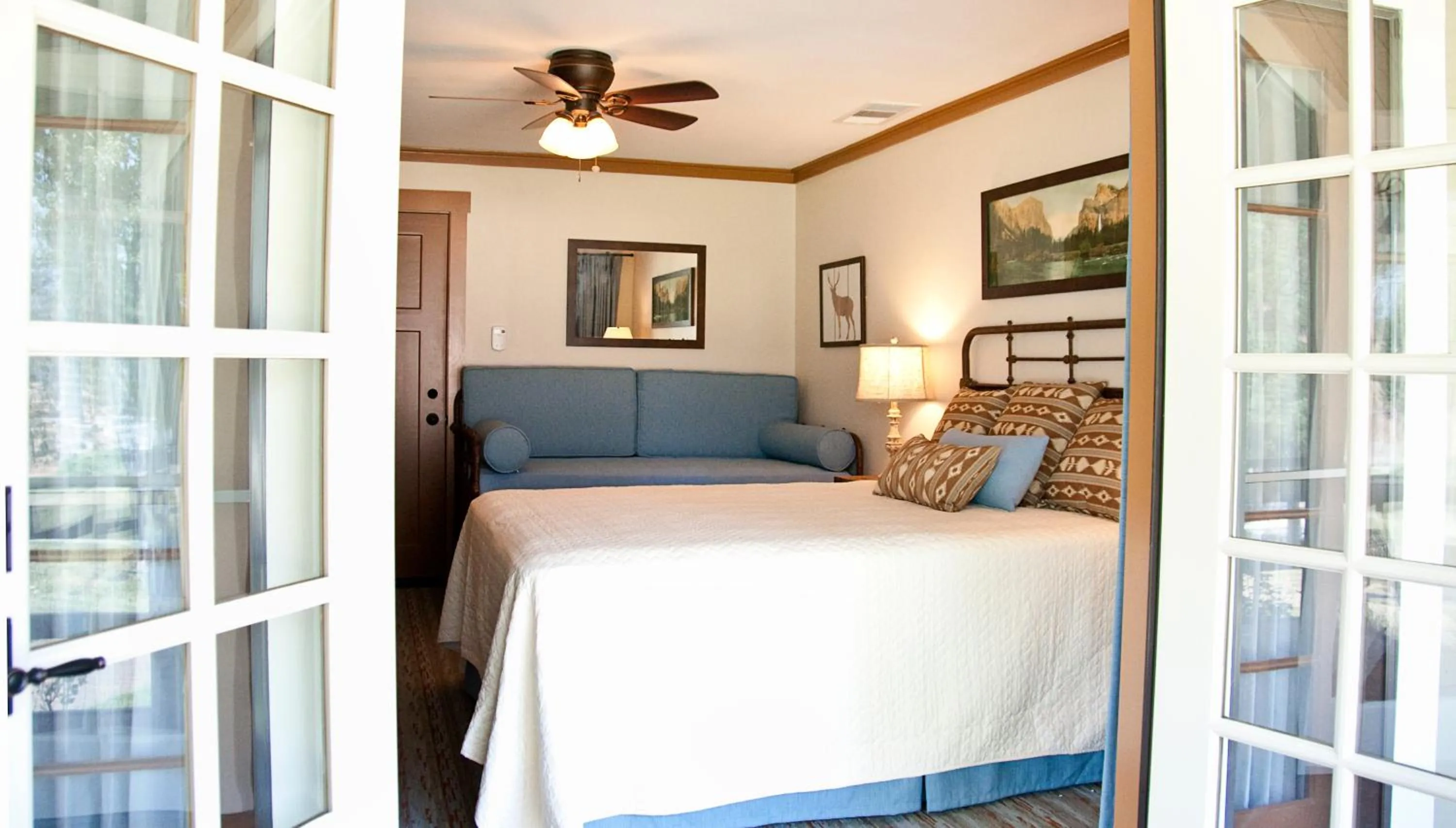 Queen Room - Non-Smoking in Sierra Sky Ranch