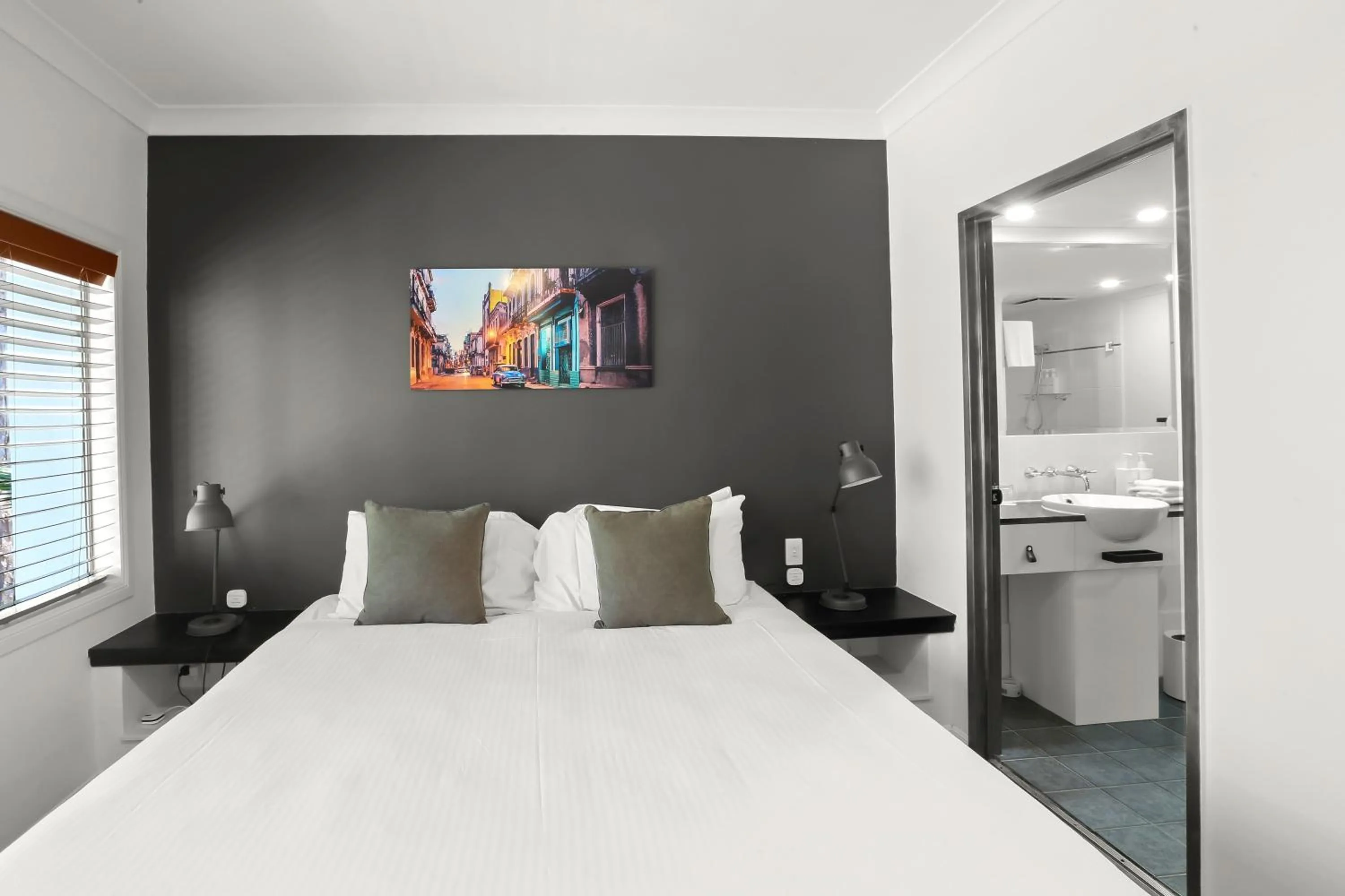 1 Bedroom Pool View Apartment - Free Parking, WiFi and Daily Beach Yoga in Alamanda Palm Cove by Lancemore