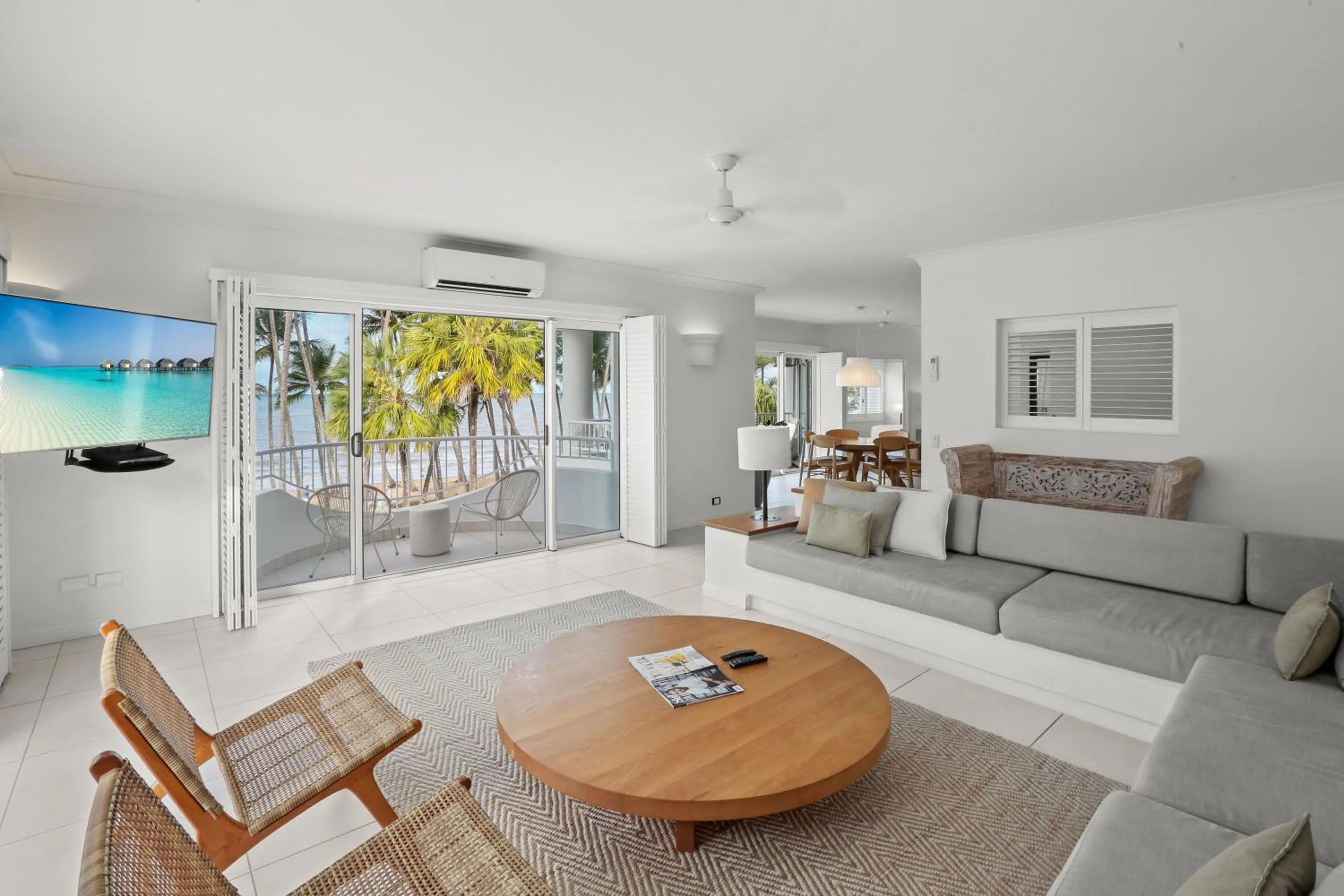4 Bedroom Beach Front Apartment - Free Parking, WiFi and Daily Beach Yoga in Alamanda Palm Cove by Lancemore