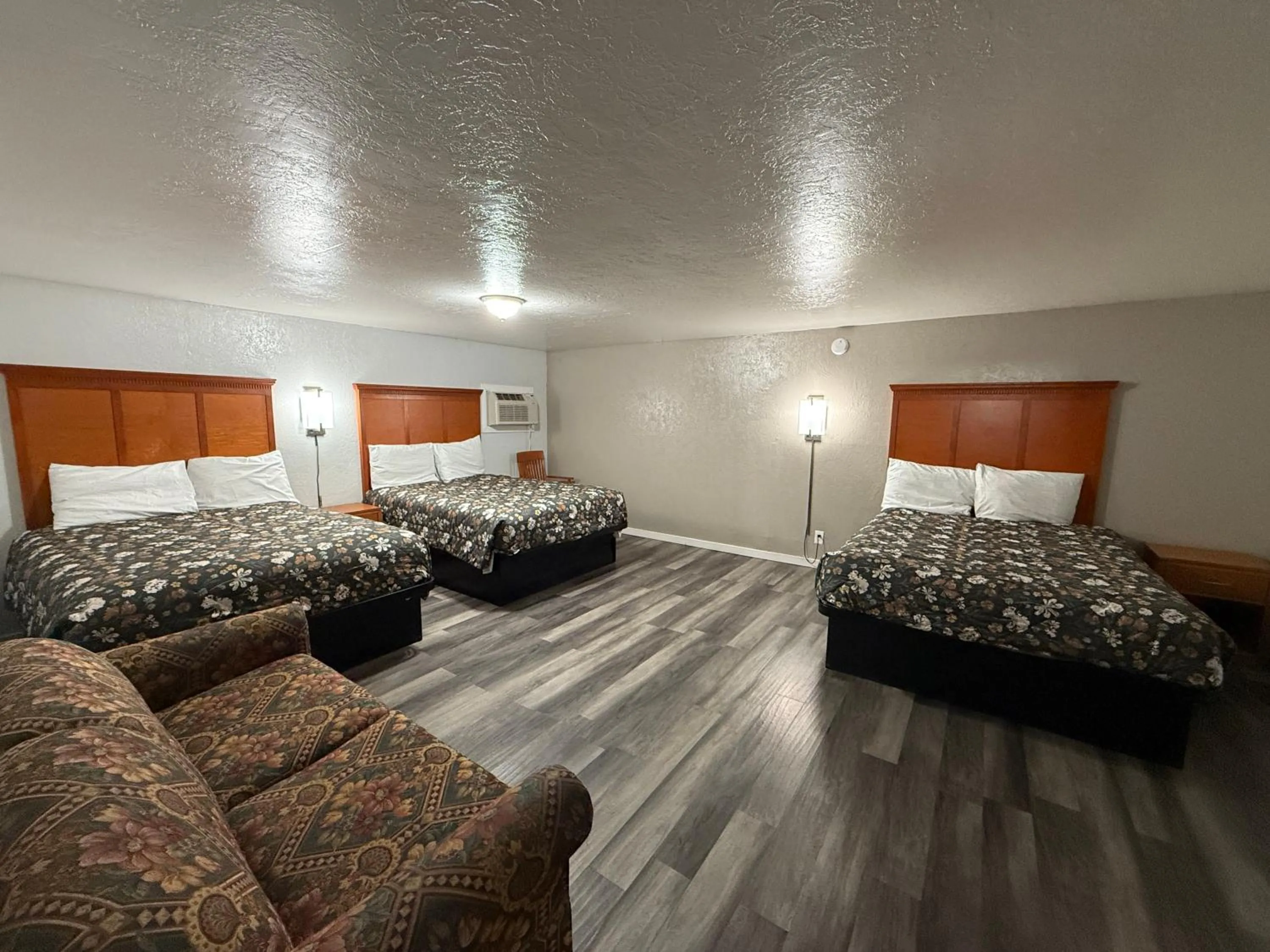 Classic Triple Room in Budget Inn Bend