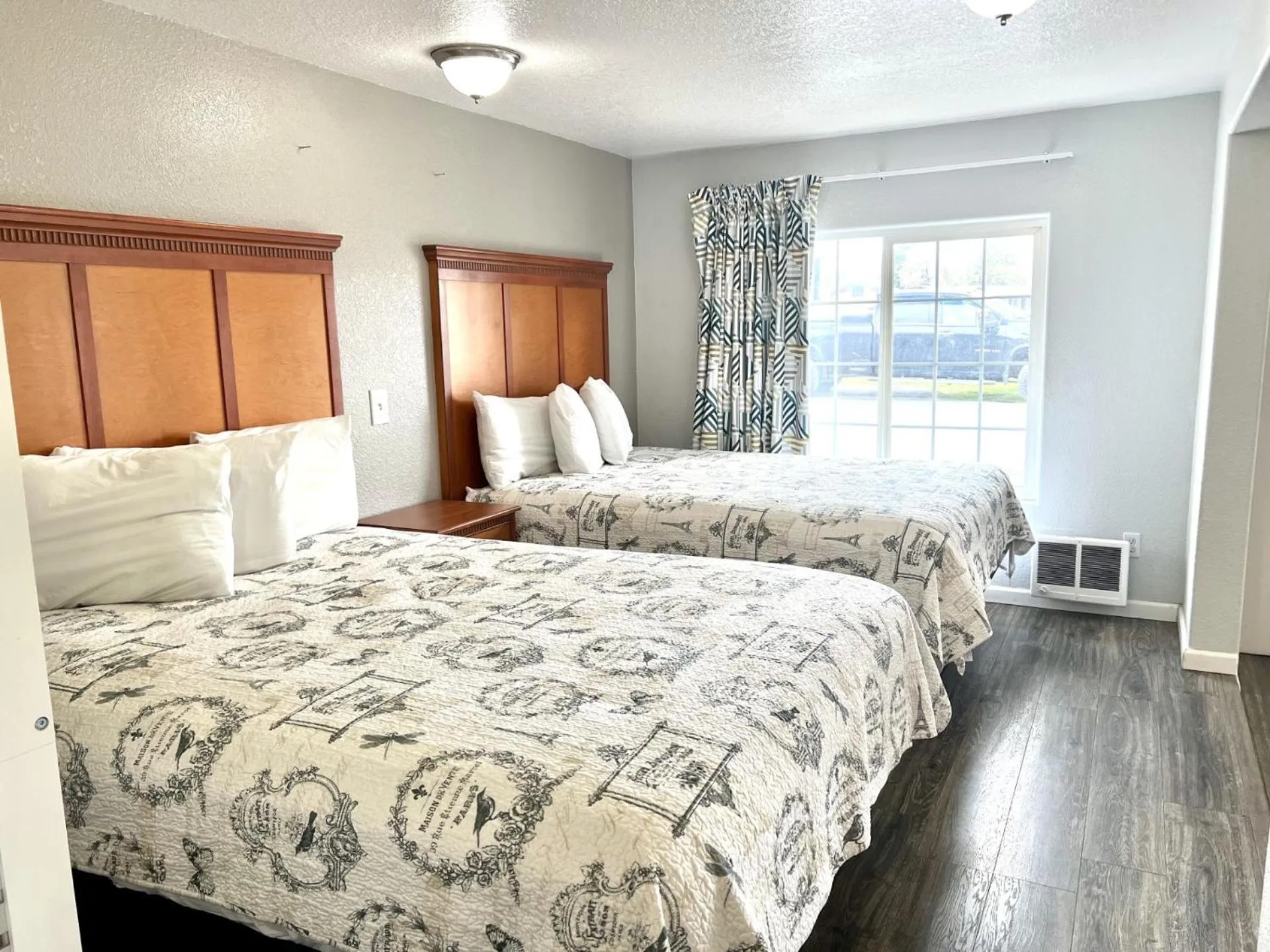 2 Queen Beds Suite with Kitchenette in Royal Gateway Motel by OYO