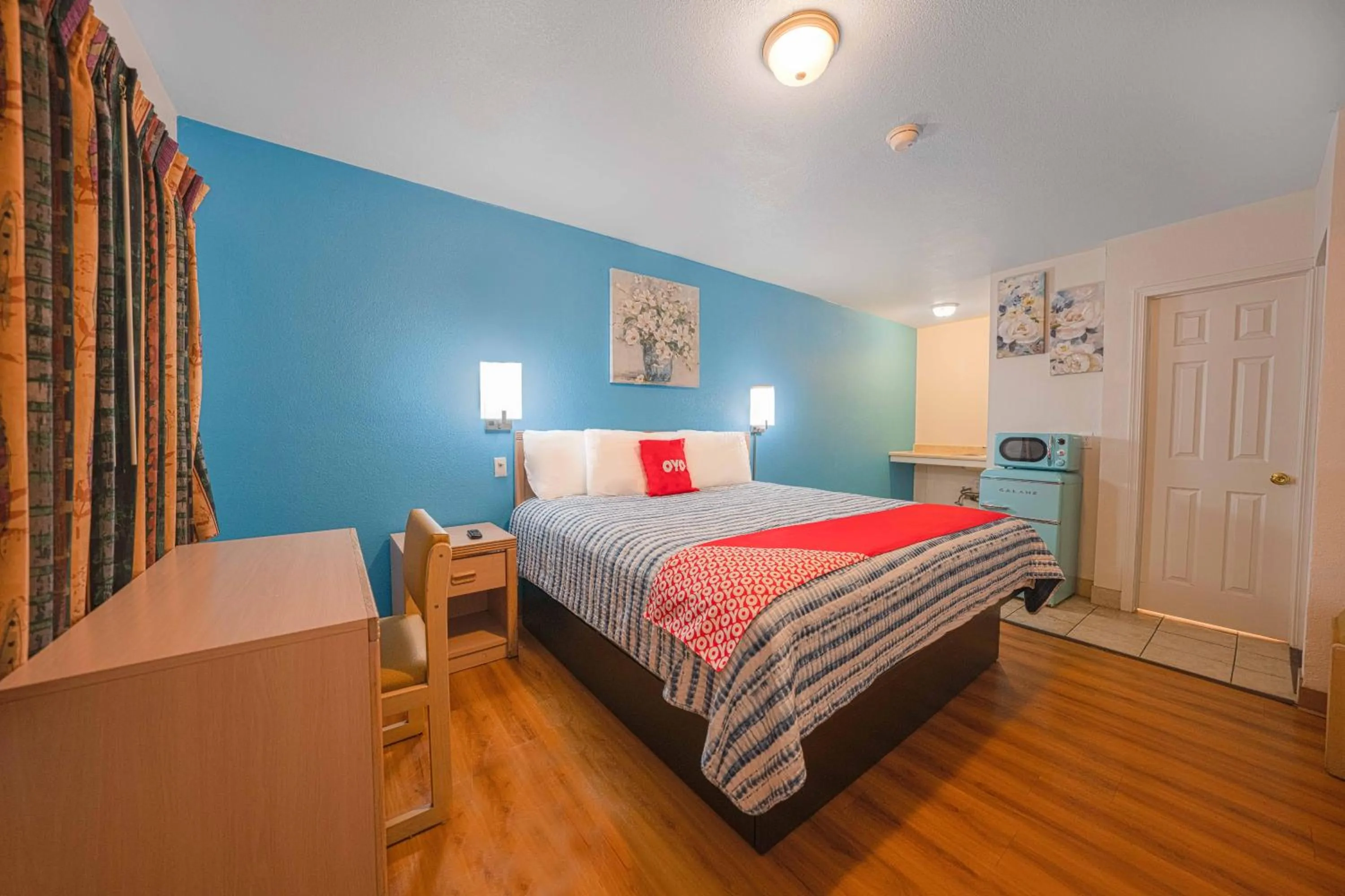 King Bed in Royal Gateway Motel by OYO