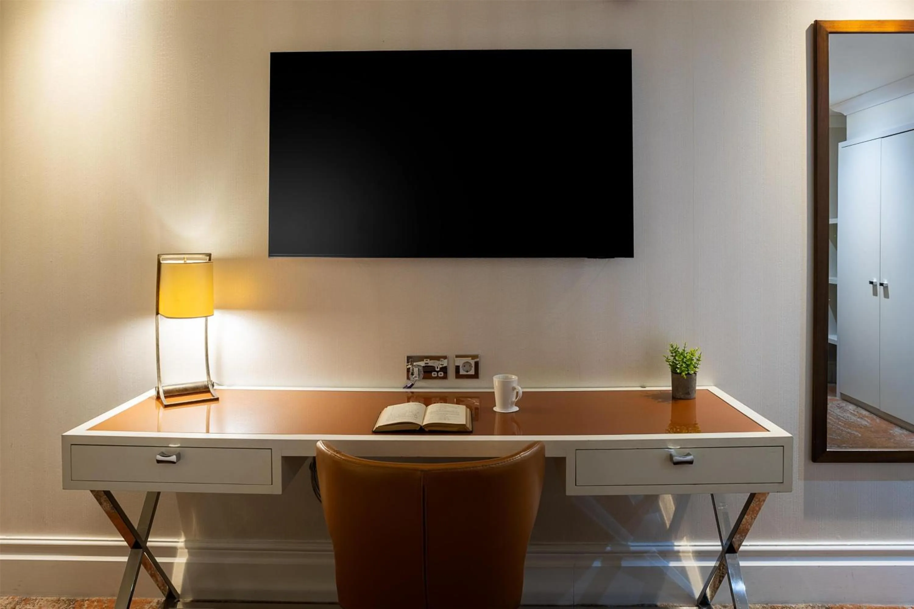 Grand Superior Queen room with two double bed in Hilton London Hyde Park