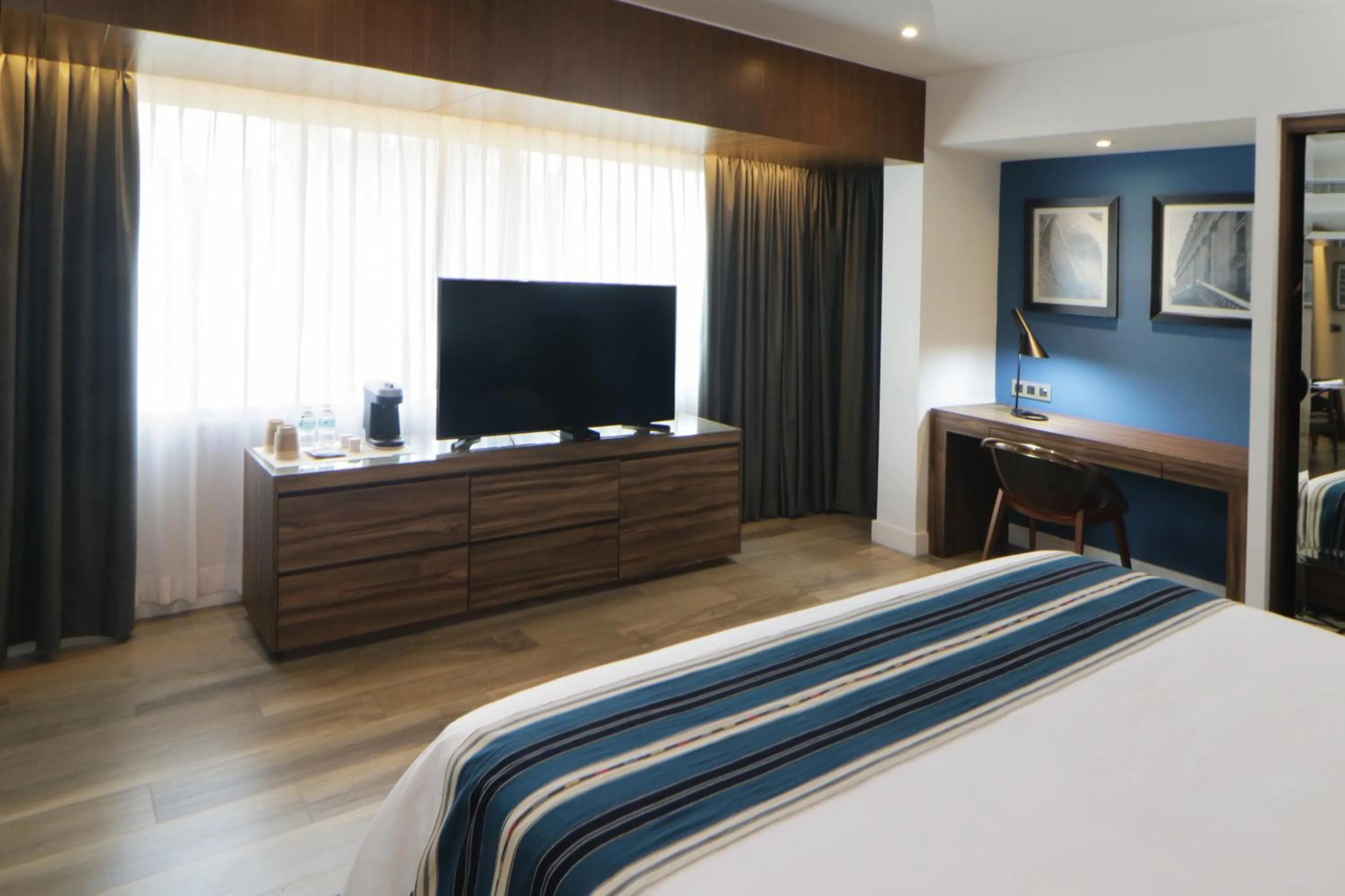 Corner King Room in Hotel Indigo Guadalajara Expo by IHG