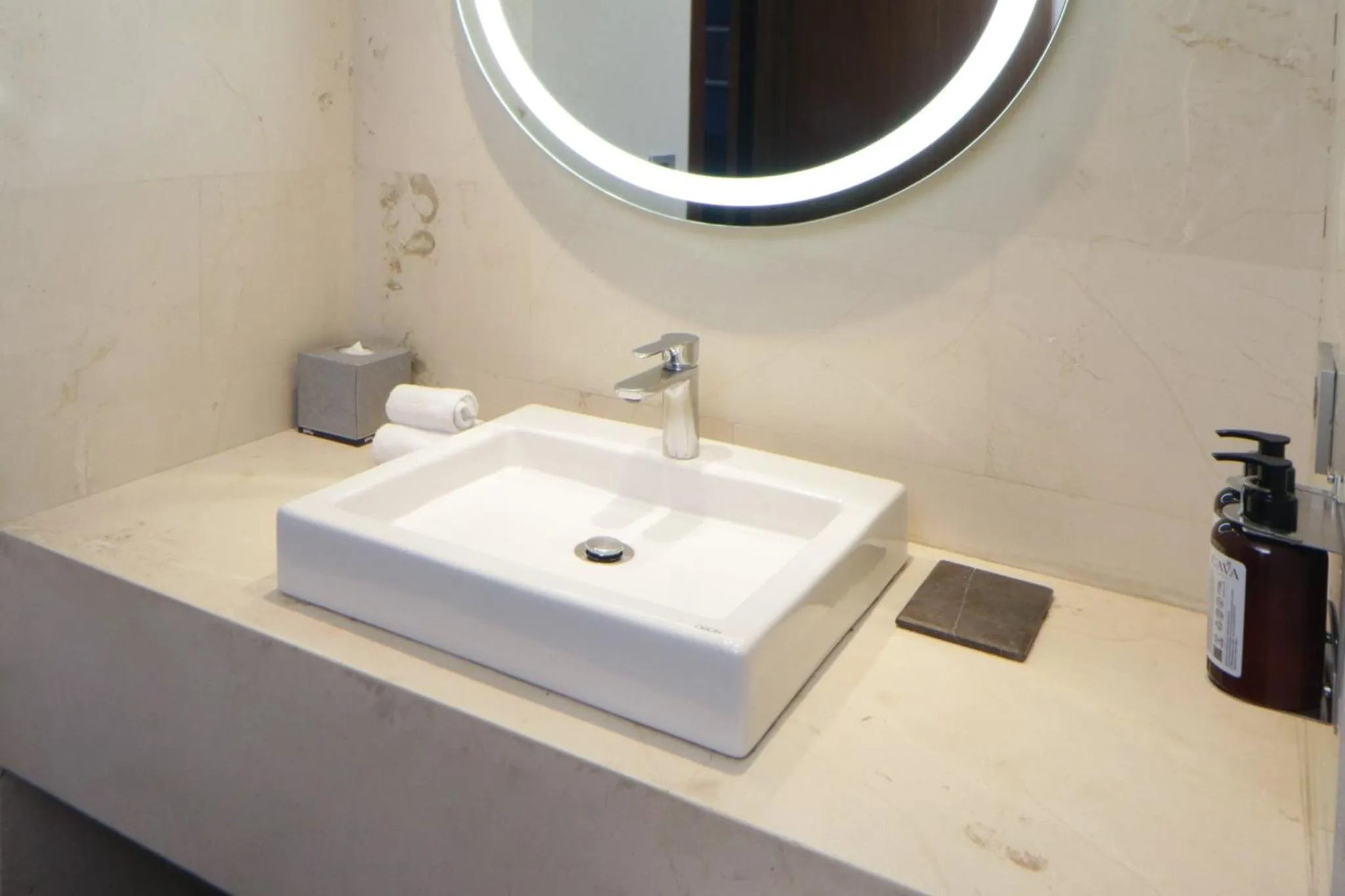 One-Bedroom King Suite - Pet Friendly in Hotel Indigo Guadalajara Expo by IHG