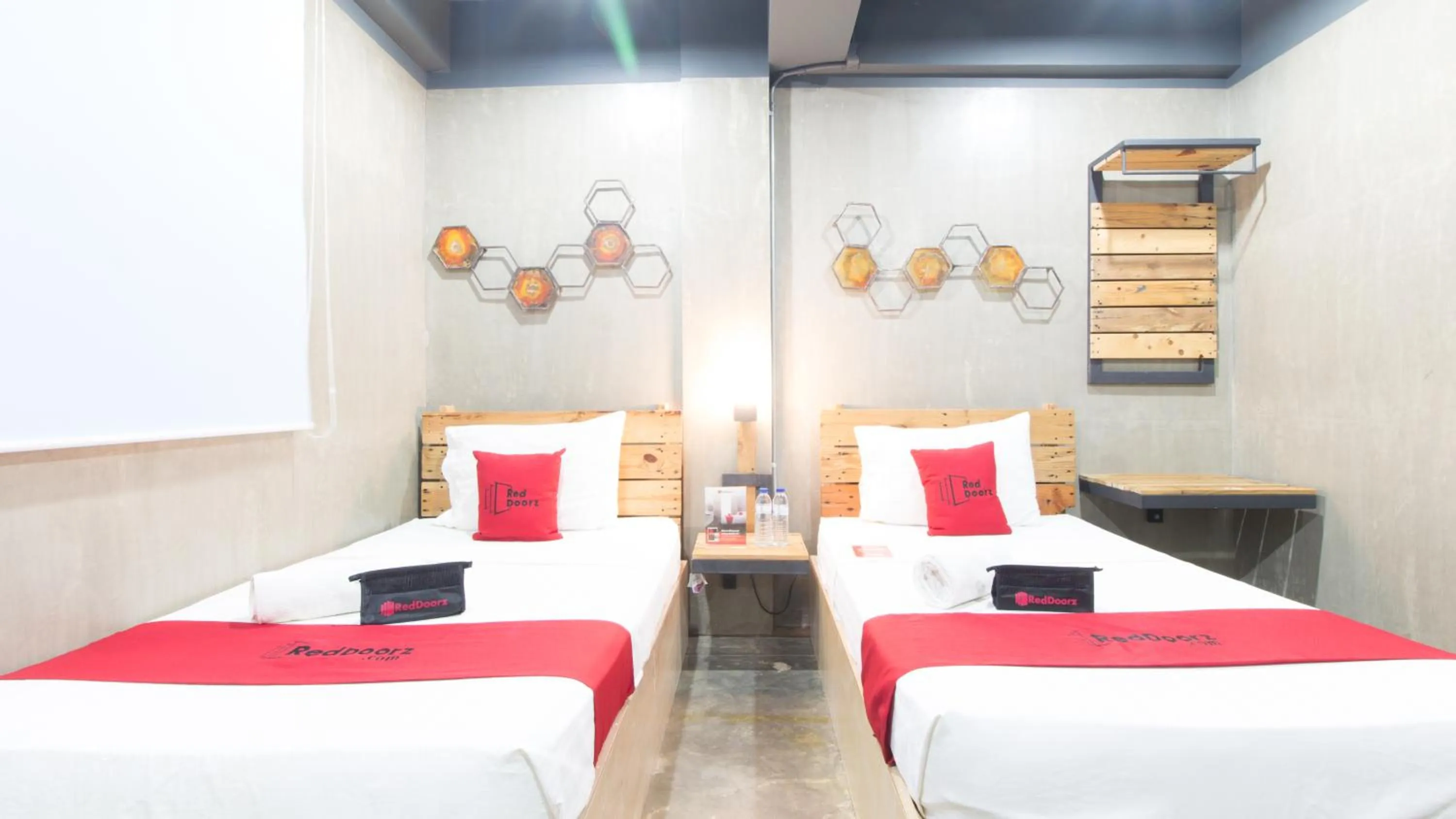 Twin Room in RedDoorz Plus @ Taft North Mandurriao