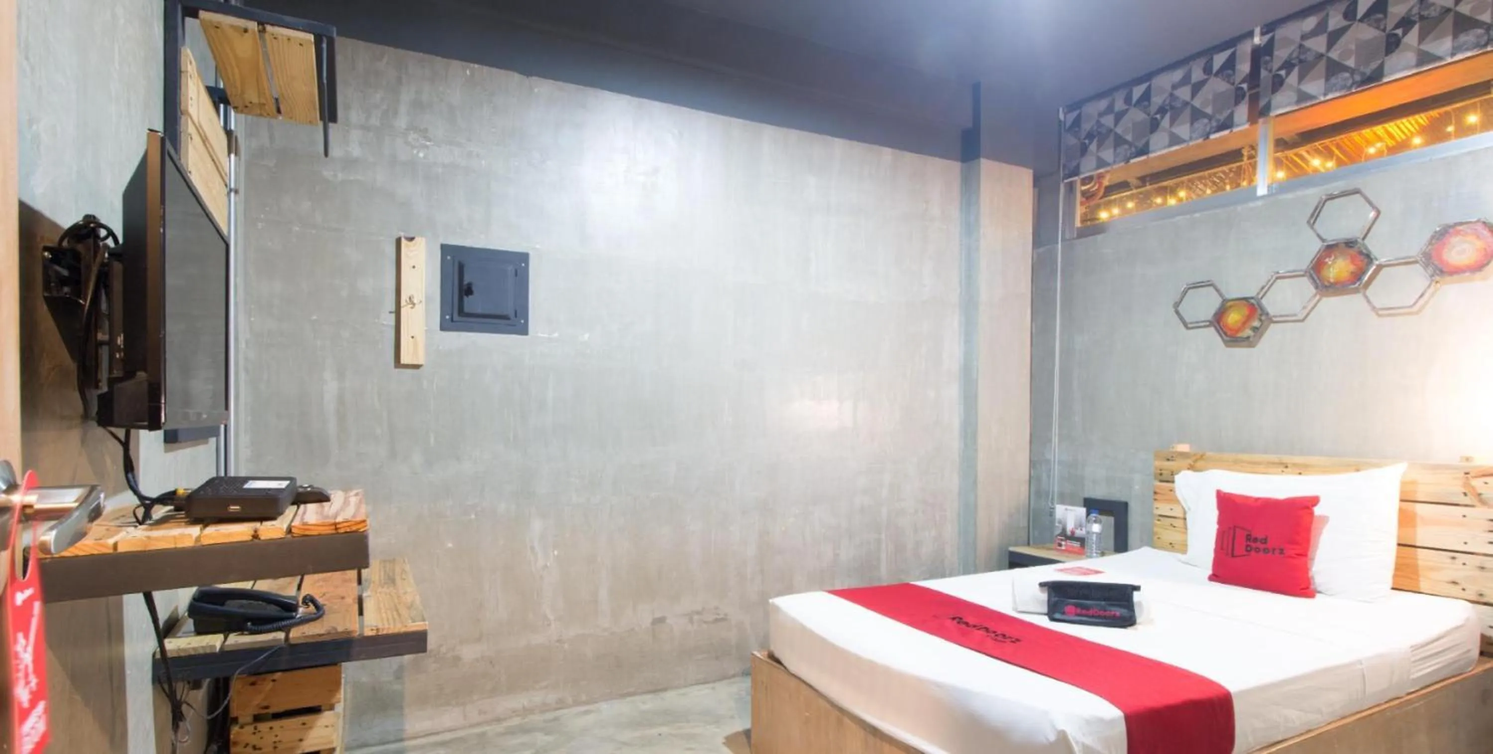 Deluxe Single Room in RedDoorz Plus @ Taft North Mandurriao