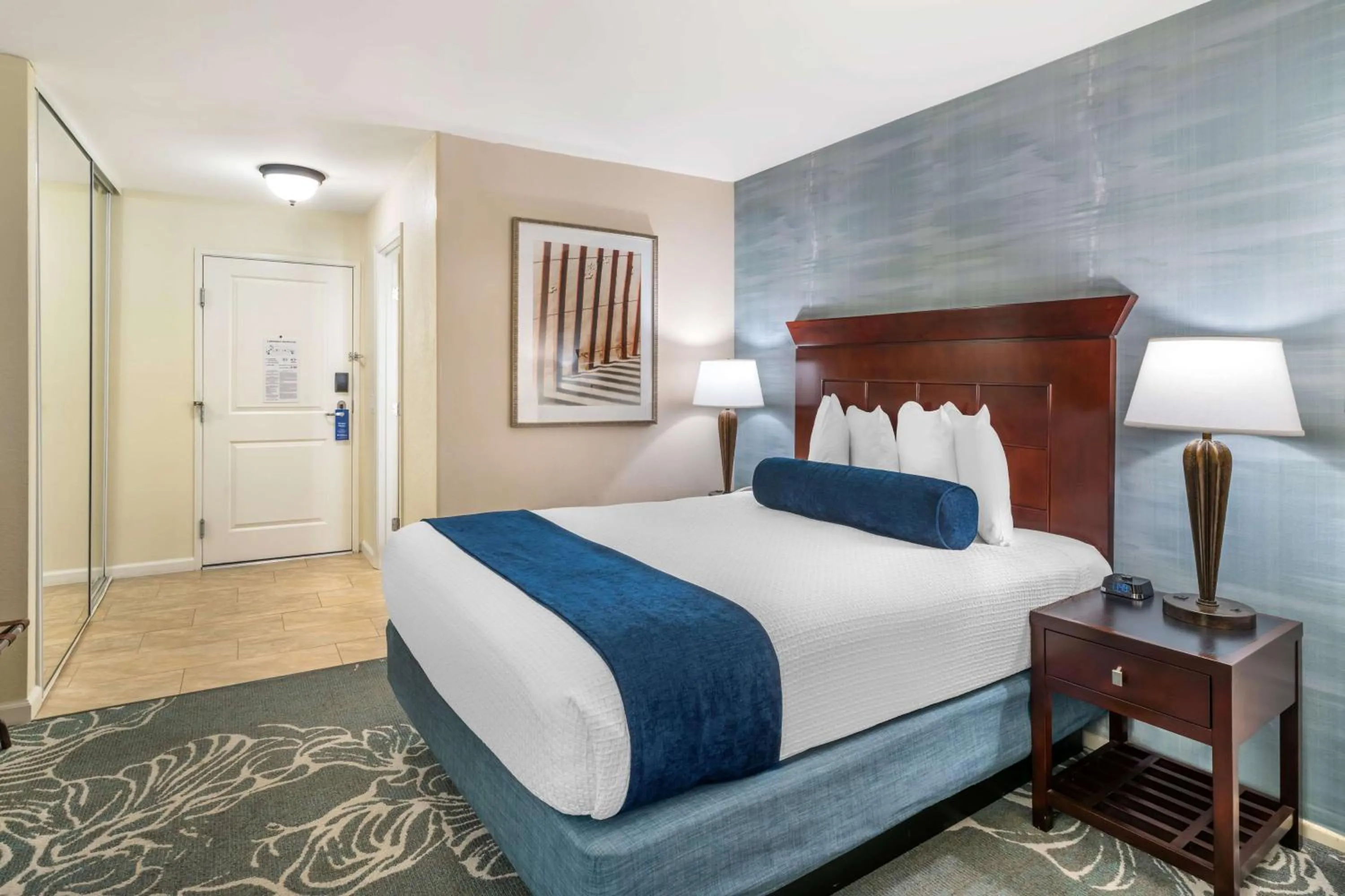 Queen Room with Courtyard View in Best Western Plus Carpinteria Inn