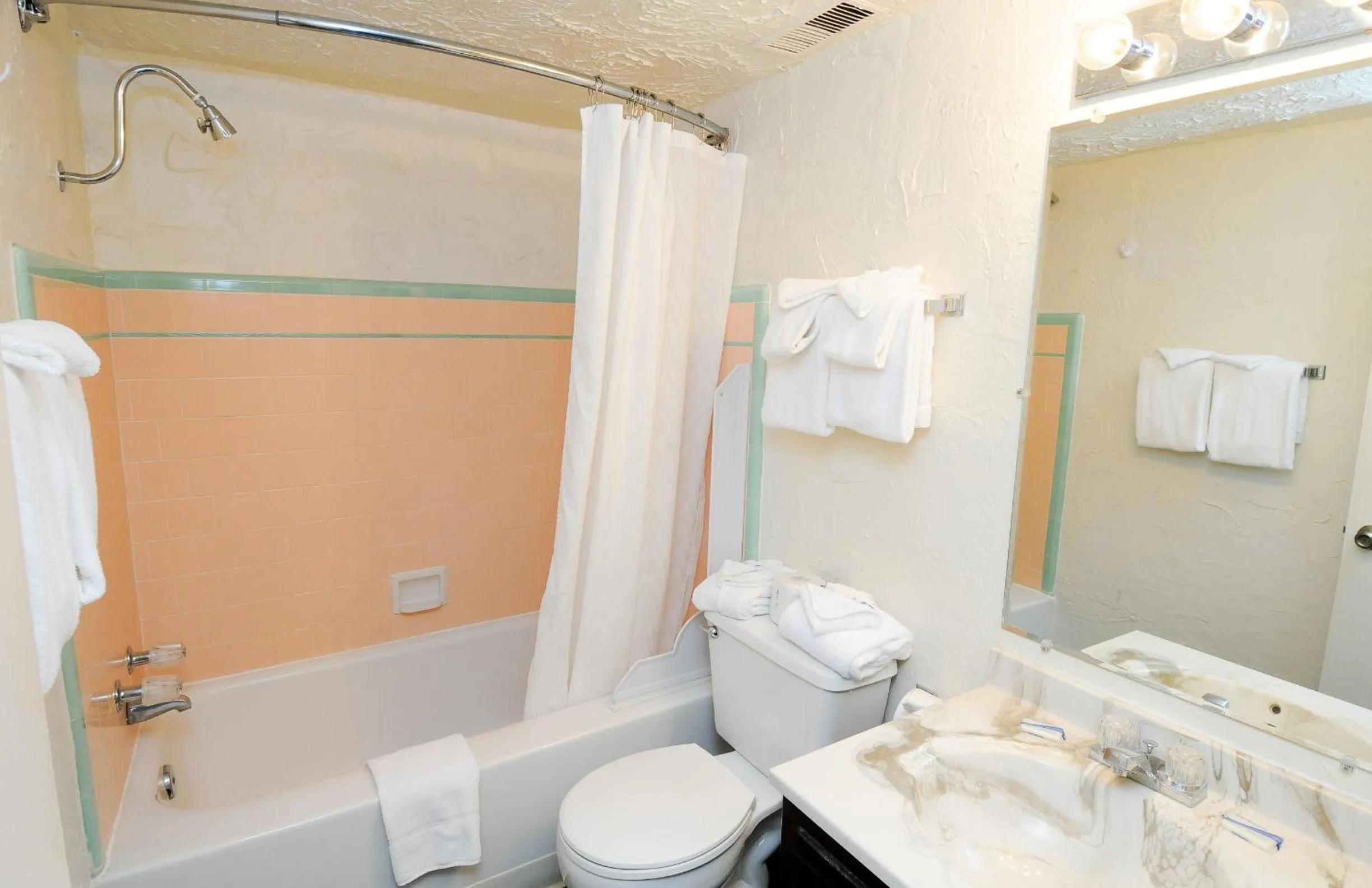 Triple Room in Aikens Lodge