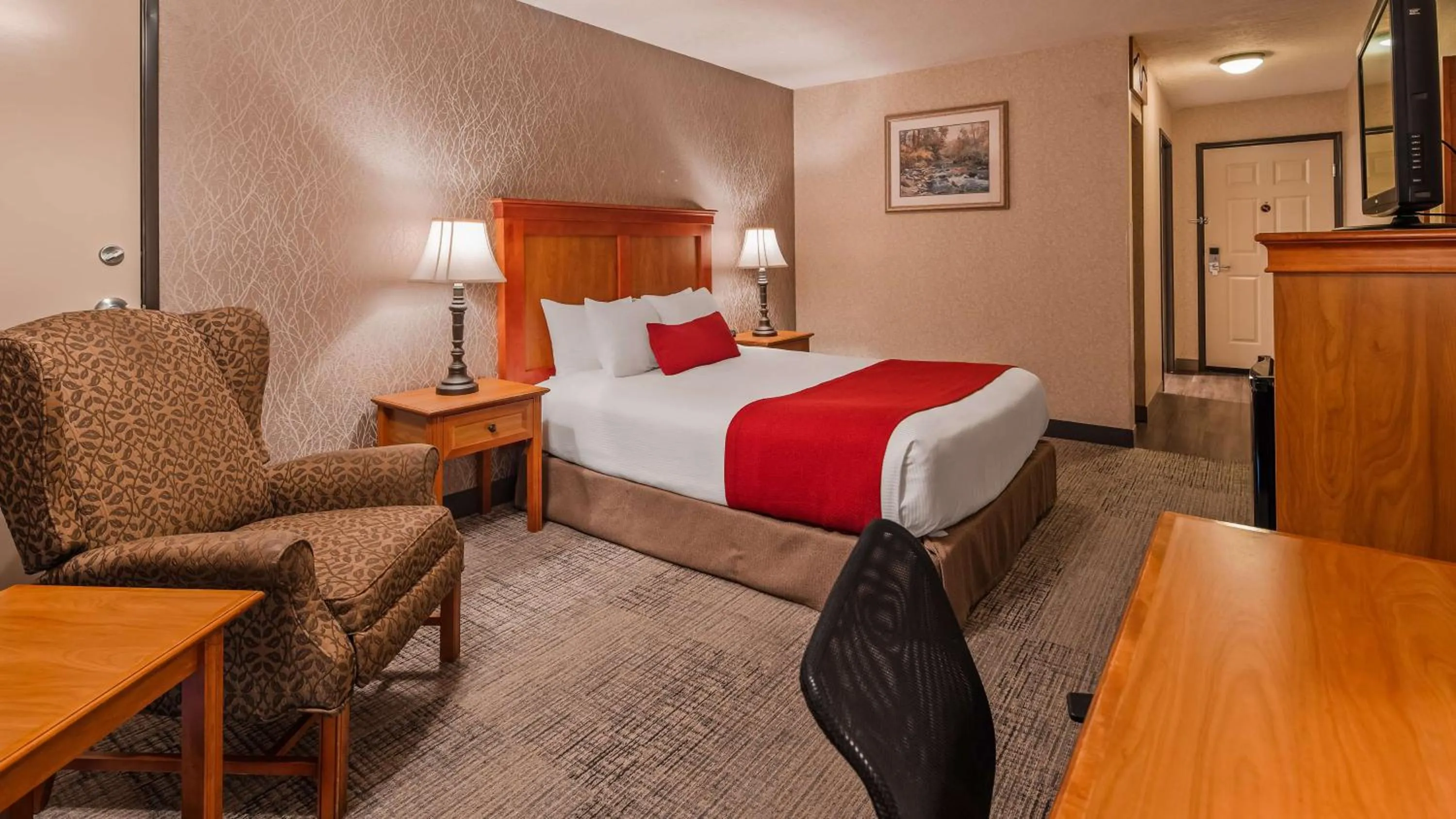 Queen Room with Partial River View in Best Western Plus Rivershore Hotel